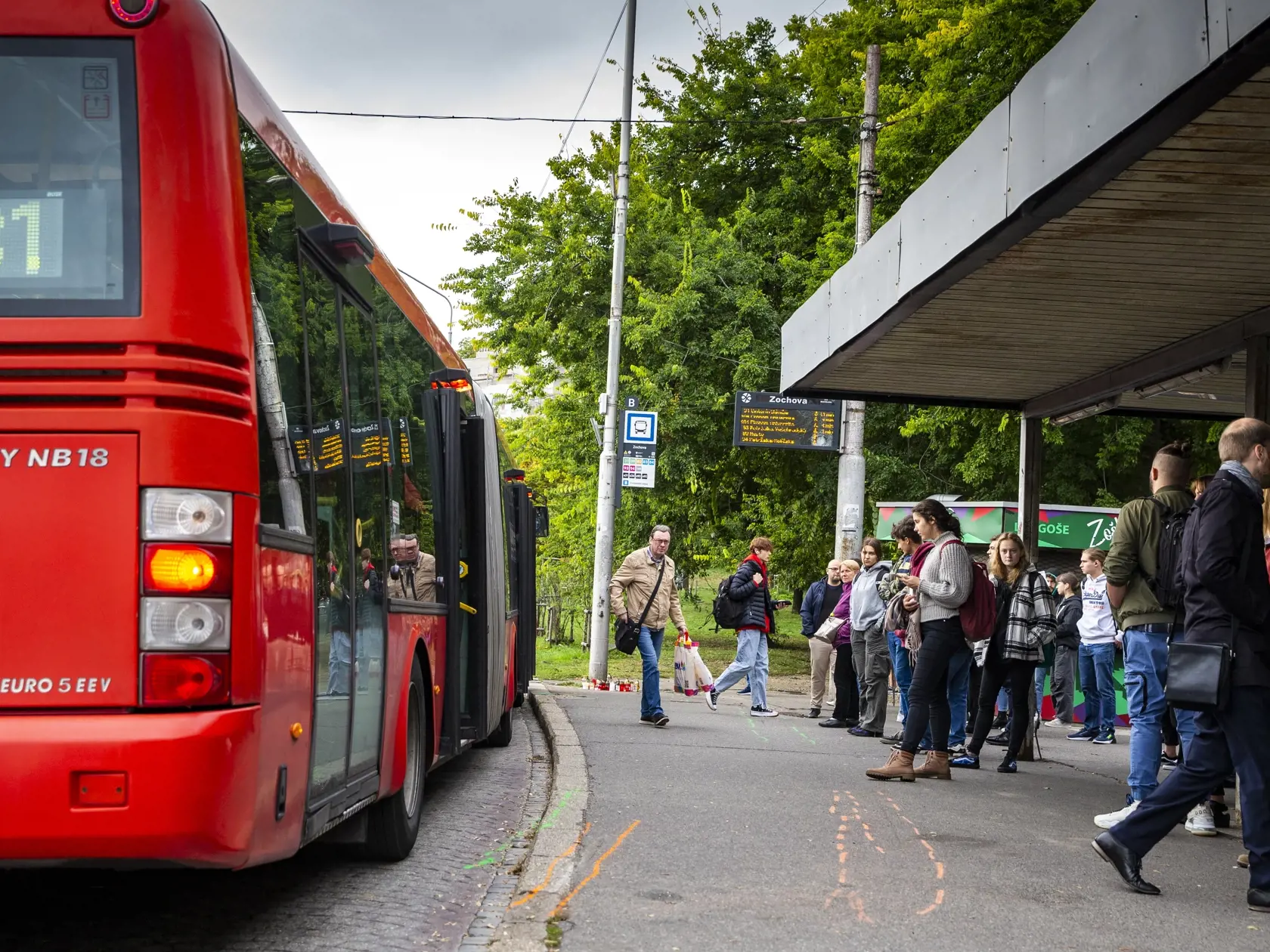 Na snímke je miesto nehody na bratislavskej autobusovej zastávke Zochova, na ktorej došlo v noci 2.10.2022 k tragickej dopravnej nehode. 