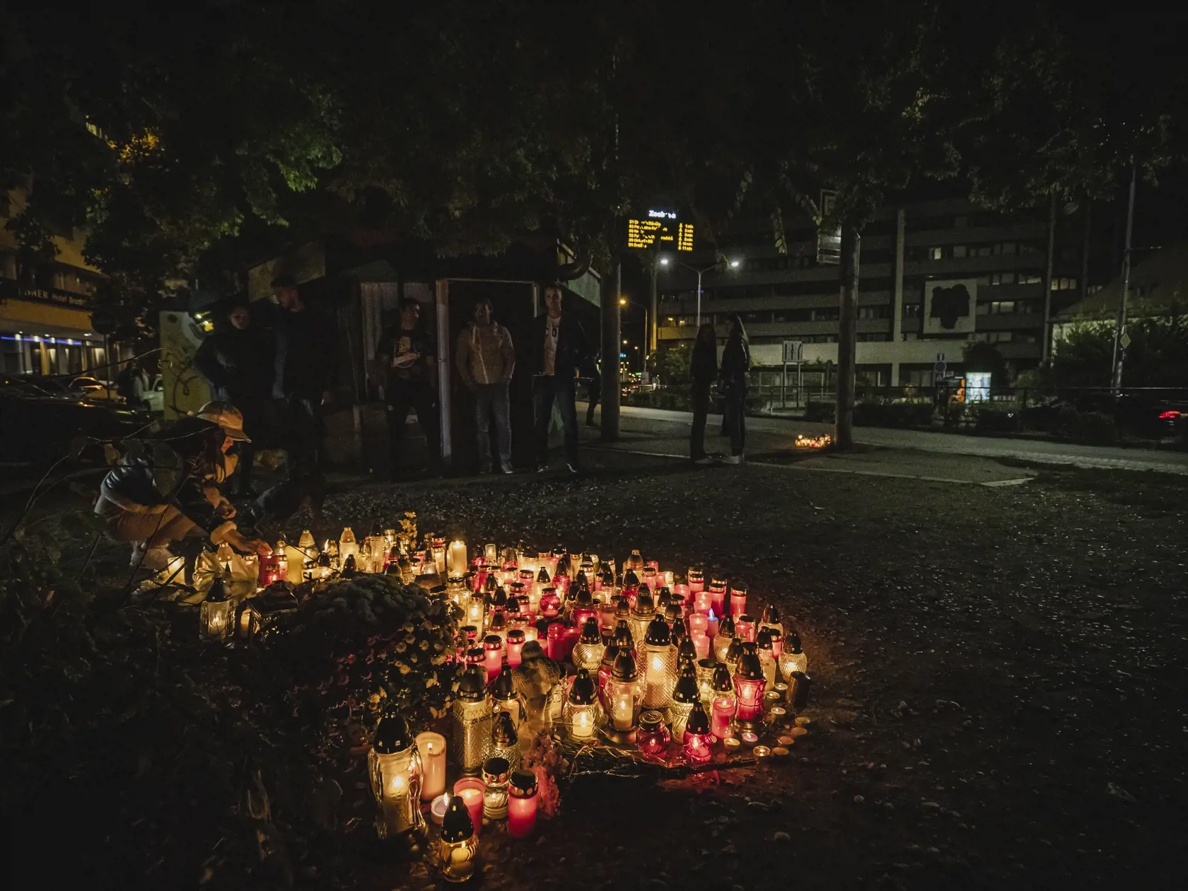 Na snímke pietna sviečková spomienka na bratislavskej autobusovej zastávke Zochova, na ktorej došlo v noci 2.10.2022 k tragickej dopravnej nehode, pri ktorej zahynulo minimálne 5 osôb. Za volantom vozidla, ktoré nehodu spôsobilo, sedel generálny sekretár Deaflympijského výboru Slovenska Dušan Dědeček.