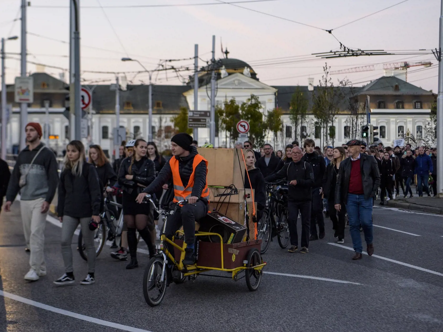 Na snímke účastníci pochodu na pamiatku obetí nedeľnej tragickej nehody, ktorý zorganizovala Cyklokoalícia a Znepokojené matky. Spomienka sa začala pred Úradom vlády SR a neskôr sa sprievod posunul k miestu tragickej nehody na zastávku Zochova, kde spoločne zapálili sviečky na pamiatku obetí  4. októbra 2022 v Bratislave. FOTO TASR - Pavol Zachar