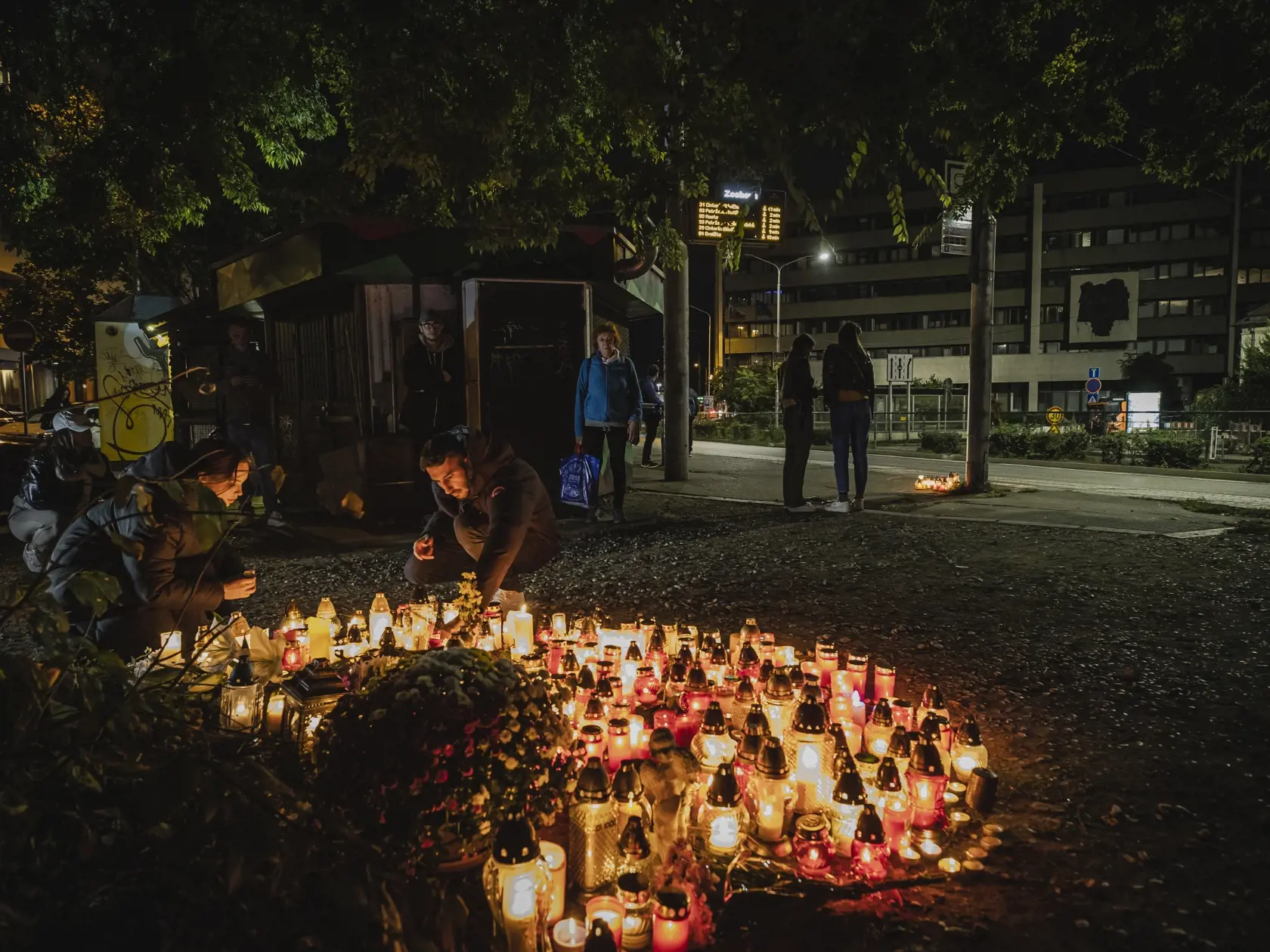 Na snímke pietna sviečková spomienka na bratislavskej autobusovej zastávke Zochova, na ktorej došlo v noci 2.10.2022 k tragickej dopravnej nehode, pri ktorej zahynulo minimálne 5 osôb. Za volantom vozidla, ktoré nehodu spôsobilo, sedel generálny sekretár Deaflympijského výboru Slovenska Dušan Dědeček.