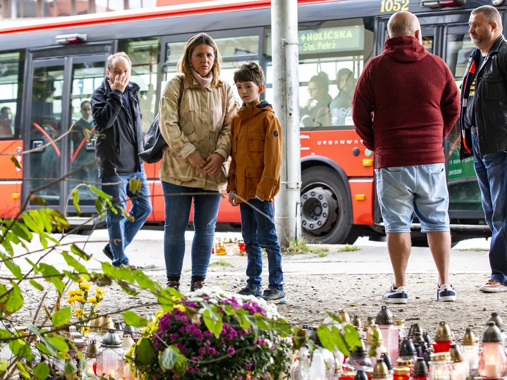Na snímke je miesto nehody na bratislavskej autobusovej zastávke Zochova, na ktorej došlo v noci 2.10.2022 k tragickej dopravnej nehode. 