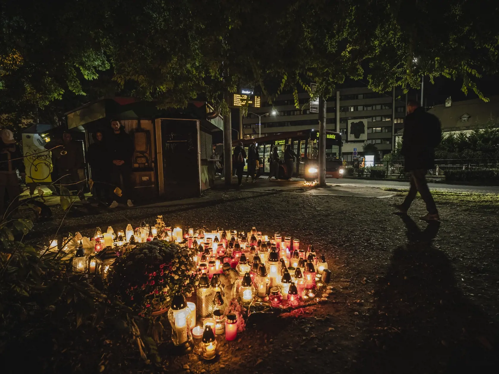 Na snímke pietna sviečková spomienka na bratislavskej autobusovej zastávke Zochova, na ktorej došlo v noci 2.10.2022 k tragickej dopravnej nehode, pri ktorej zahynulo minimálne 5 osôb. Za volantom vozidla, ktoré nehodu spôsobilo, sedel generálny sekretár Deaflympijského výboru Slovenska Dušan Dědeček.