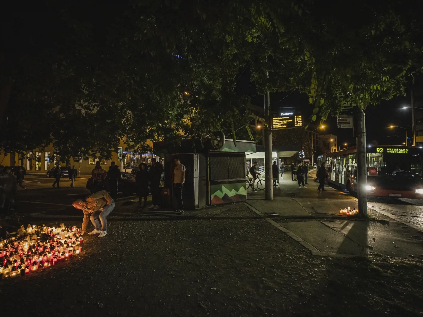 Na snímke pietna sviečková spomienka na bratislavskej autobusovej zastávke Zochova, na ktorej došlo v noci 2.10.2022 k tragickej dopravnej nehode, pri ktorej zahynulo minimálne 5 osôb. Za volantom vozidla, ktoré nehodu spôsobilo, sedel generálny sekretár Deaflympijského výboru Slovenska Dušan Dědeček.