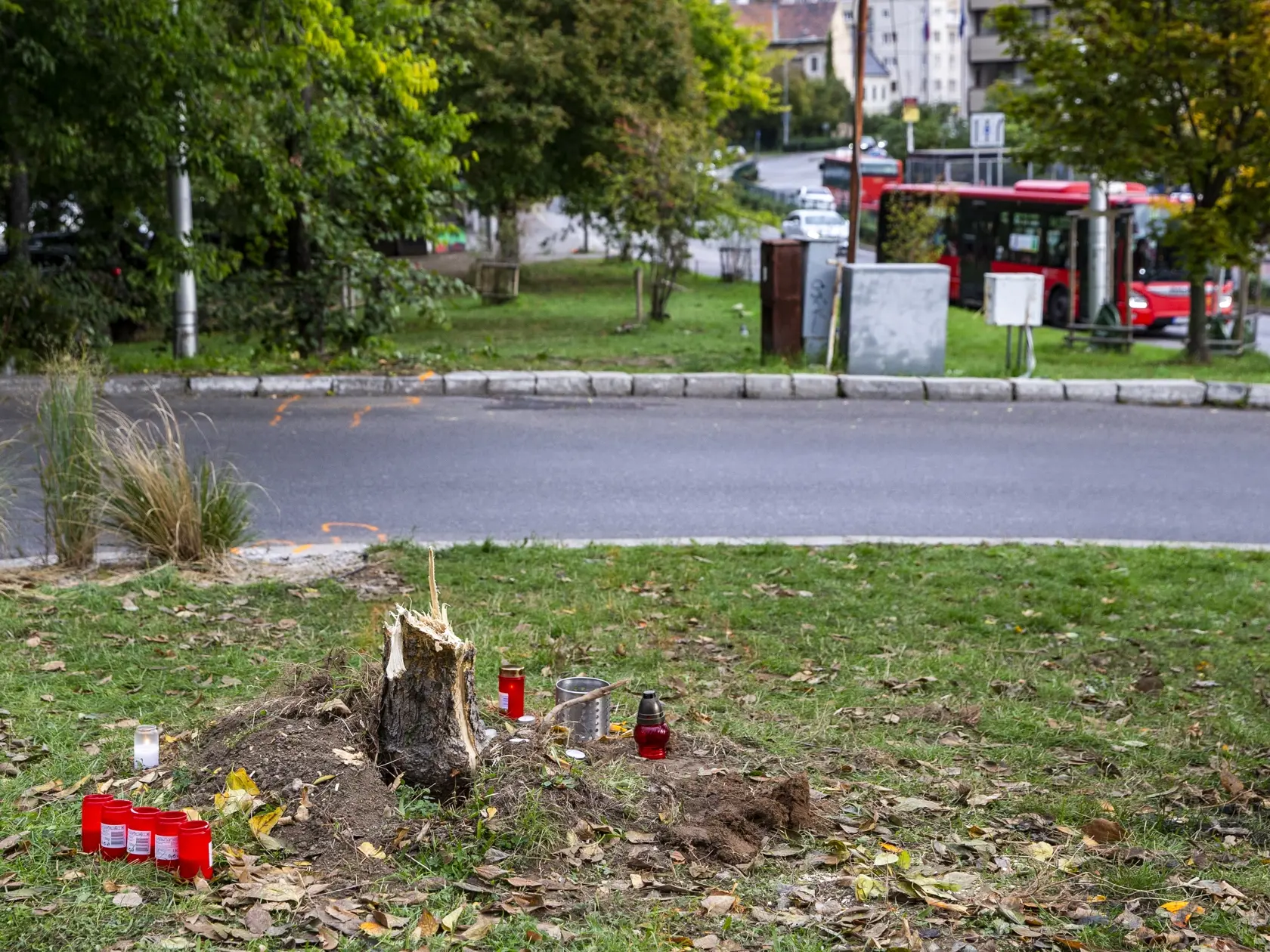 Na snímke je miesto nehody na bratislavskej autobusovej zastávke Zochova, na ktorej došlo v noci 2.10.2022 k tragickej dopravnej nehode. 