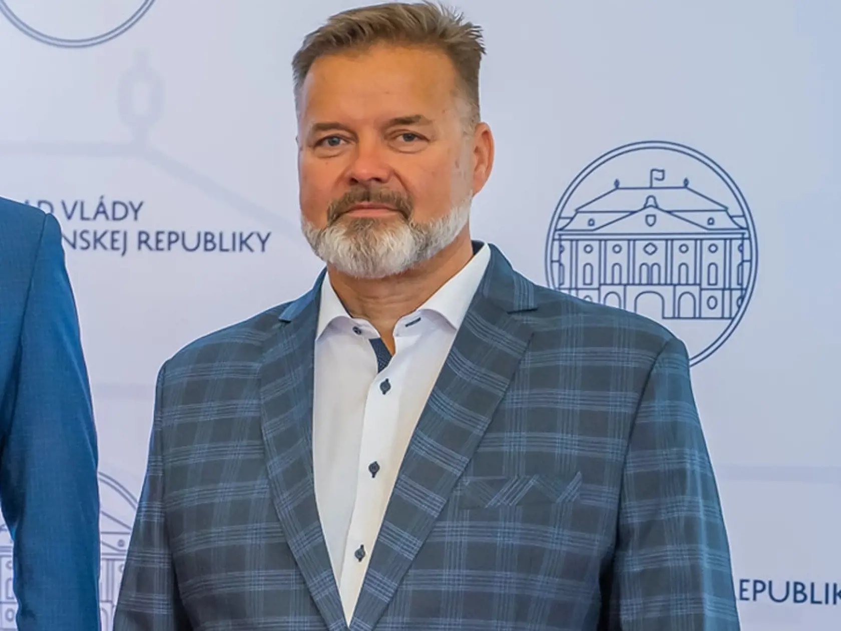 Premiéra Eduarda Hegera (OĽANO) navštívil v apríli 2022 Slovenský deaflympijský výbor. Na viacerých snímkach vidno predsedu vlády v spoločnosti Dušana Dědečeka, ktorý spôsobil 2. októbra 2022 vo večerných hodinách tragickú dopravnú nehodu na Zochovej ulici v Bratislave.

