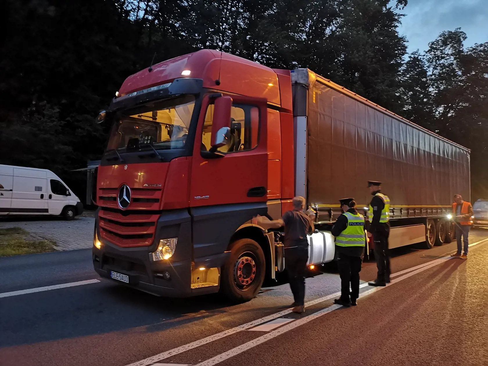 Vodiči kamiónov potvrdzujú, že nelegálnych migrantov stretávajú v Európe čoraz viac.