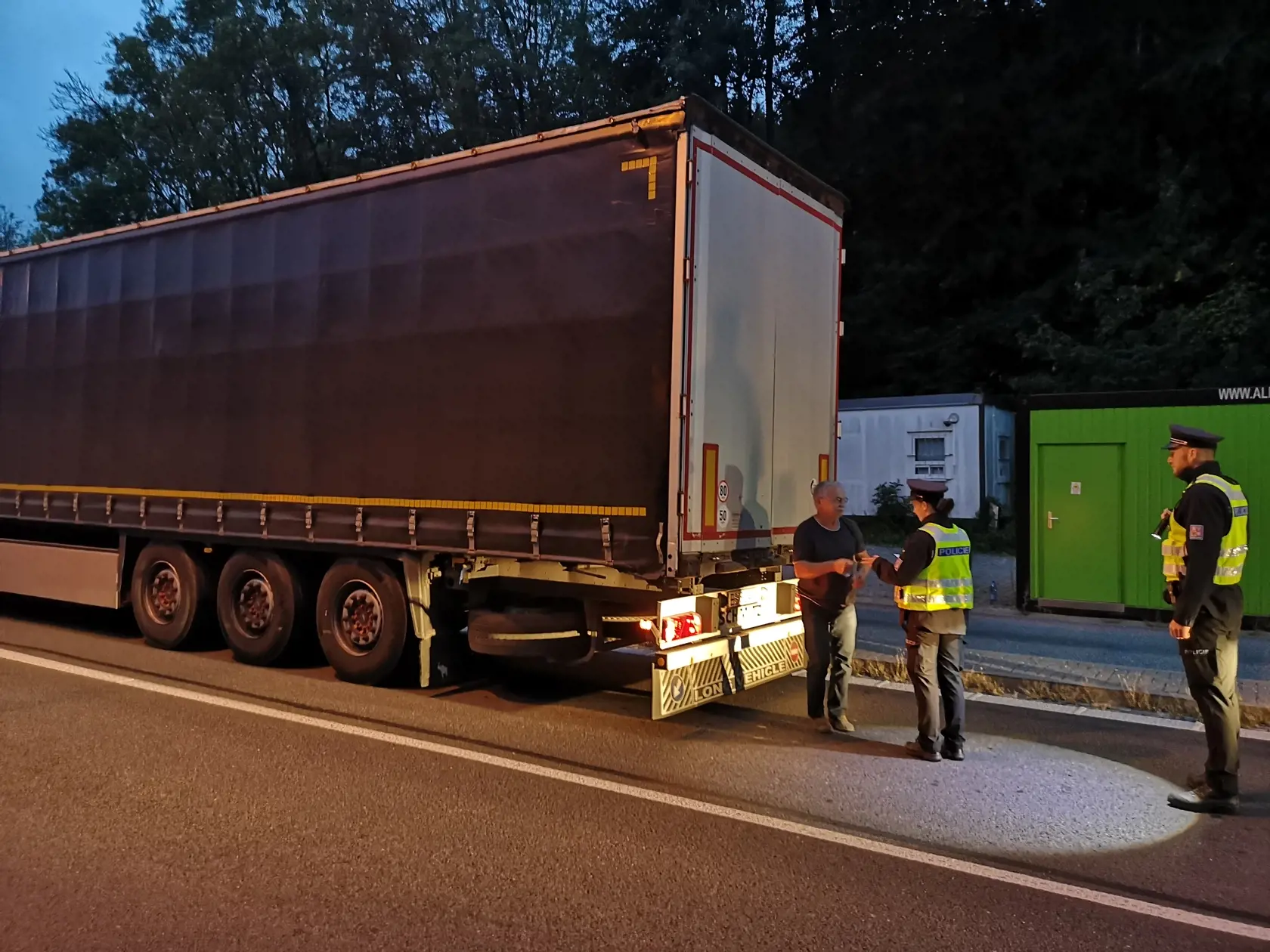 Vodiči kamiónov potvrdzujú, že nelegálnych migrantov stretávajú v Európe čoraz viac.