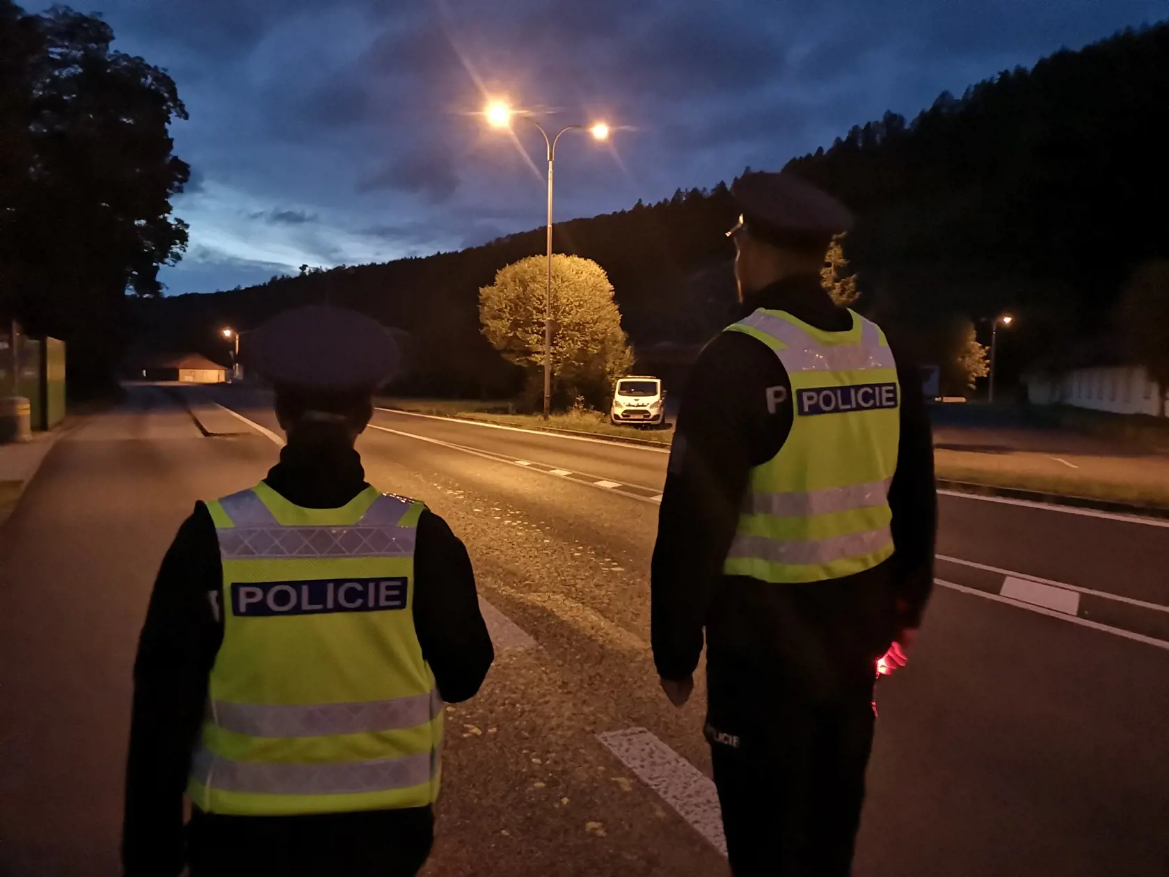 Európu zaplavujú migranti, Slovensko zatiaľ kontroly na hraniciach nezavádza, ich pobyt u nás legalizuje.