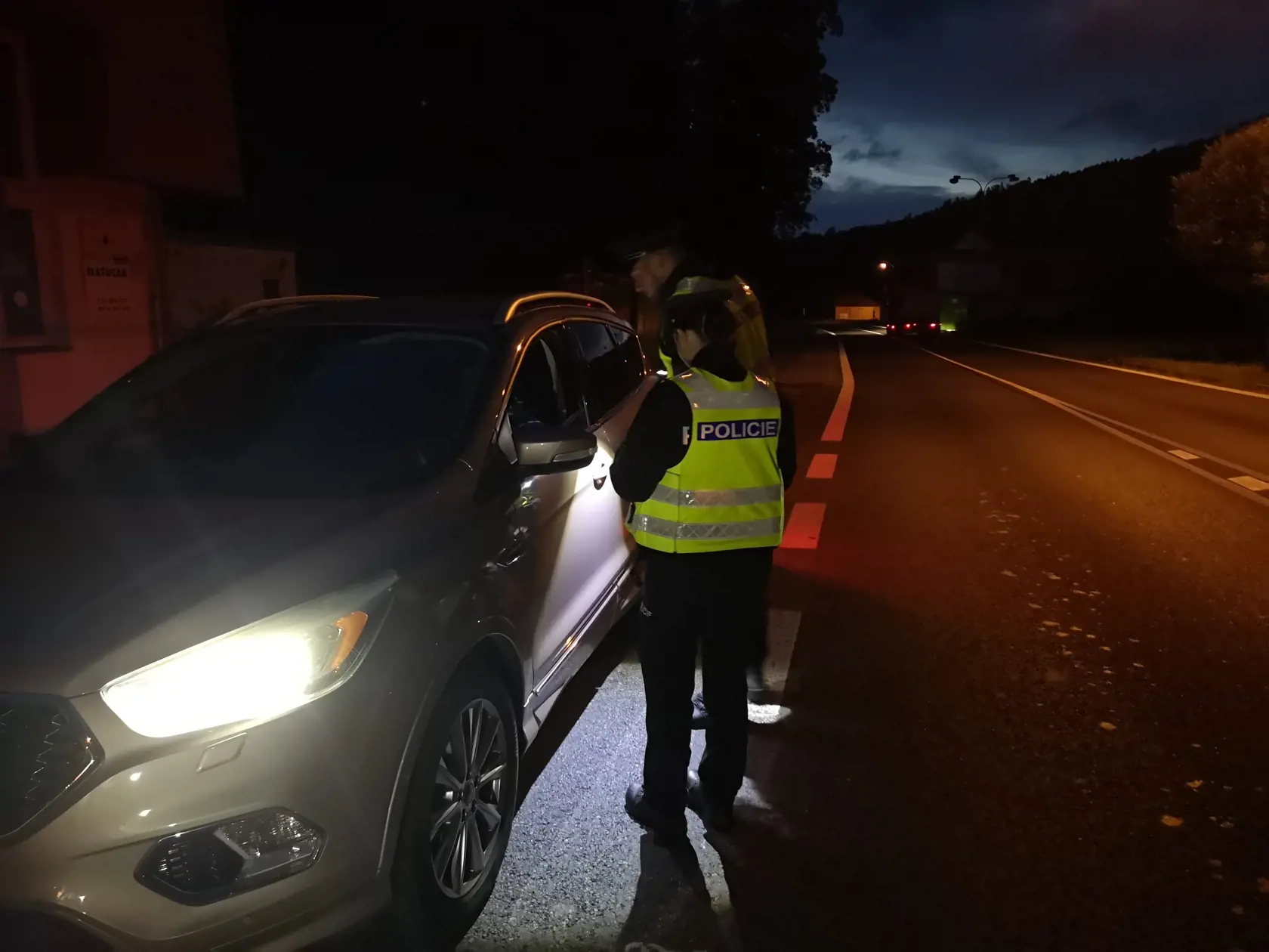 Českí policajti hľadajú migrantov.