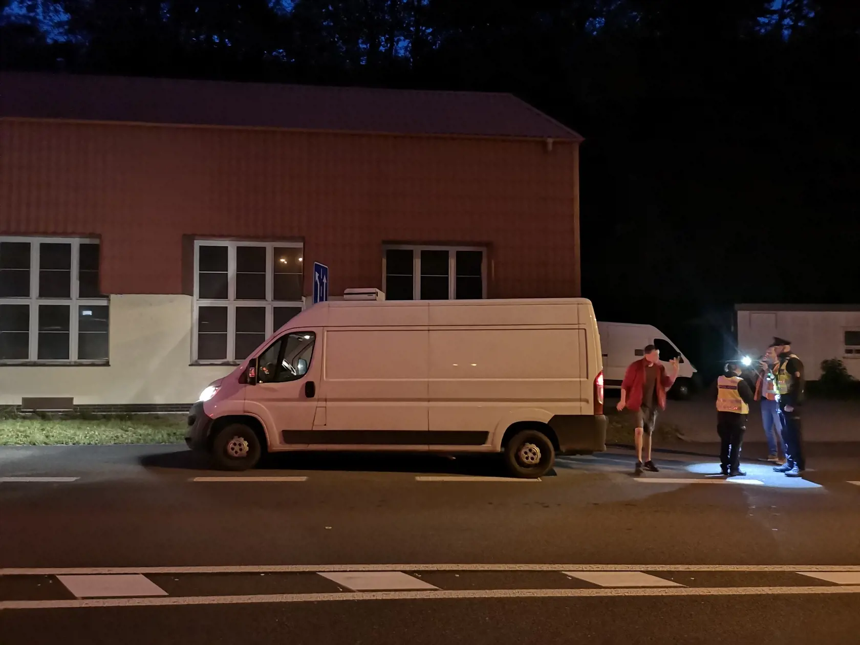 Podľa starostov prihraničných obcí k nim prevádzači zvážajú migrantov na dodávkach.