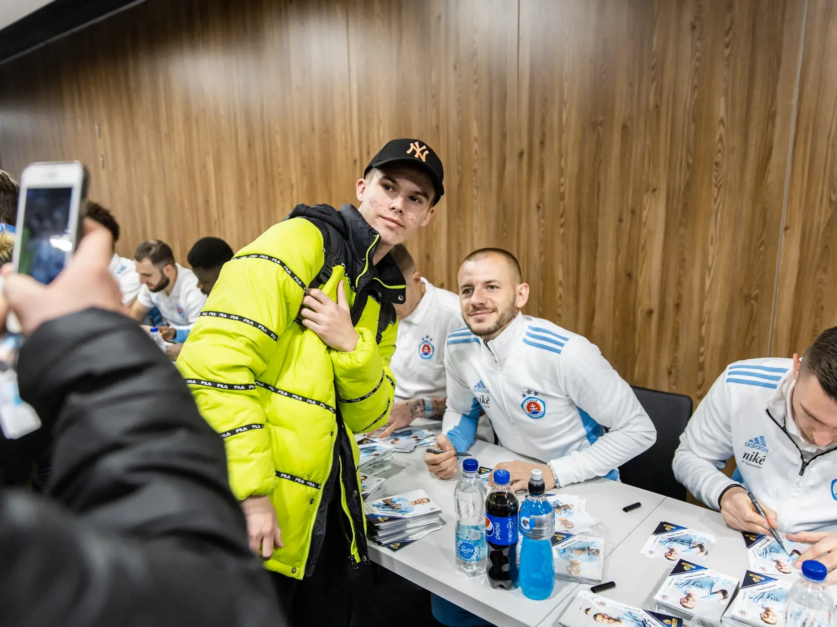 "Po našom príchode bola veľmi prekvapená a podľa mňa aj tak trochu zaskočená. Povedali sme jej, že keď je toho na ňu teraz veľa, tak nech si kľudne pripraví nejaké otázky a kľudne jej to nabudúce zodpovieme. Nechceli sme na ňu tlačiť,  odhalil pre náš portál Weiss mladší.