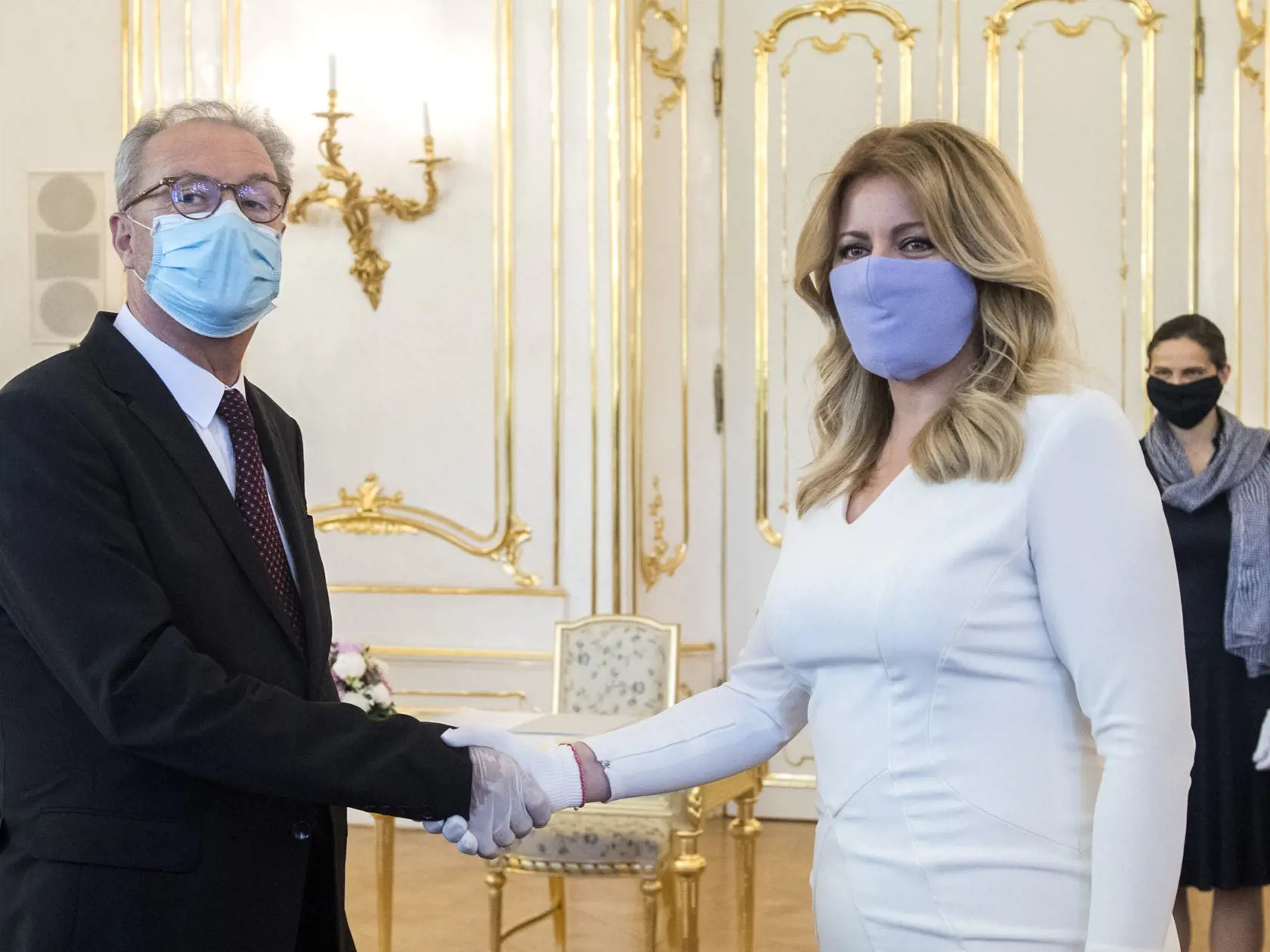 Prezidentka SR Zuzana Čaputová vymenovala nového predsedu Najvyššieho súdu SR. Na snímke vľavo nový predseda Najvyššieho súdu SR Ján Šikuta si preberá poverenie z rúk prezidentky SR a v pozadí vpravo ministerka spravodlivosti SR Mária Kolíková 20. mája 2020 v Bratislave. FOTO TASR - Martin Baumann




