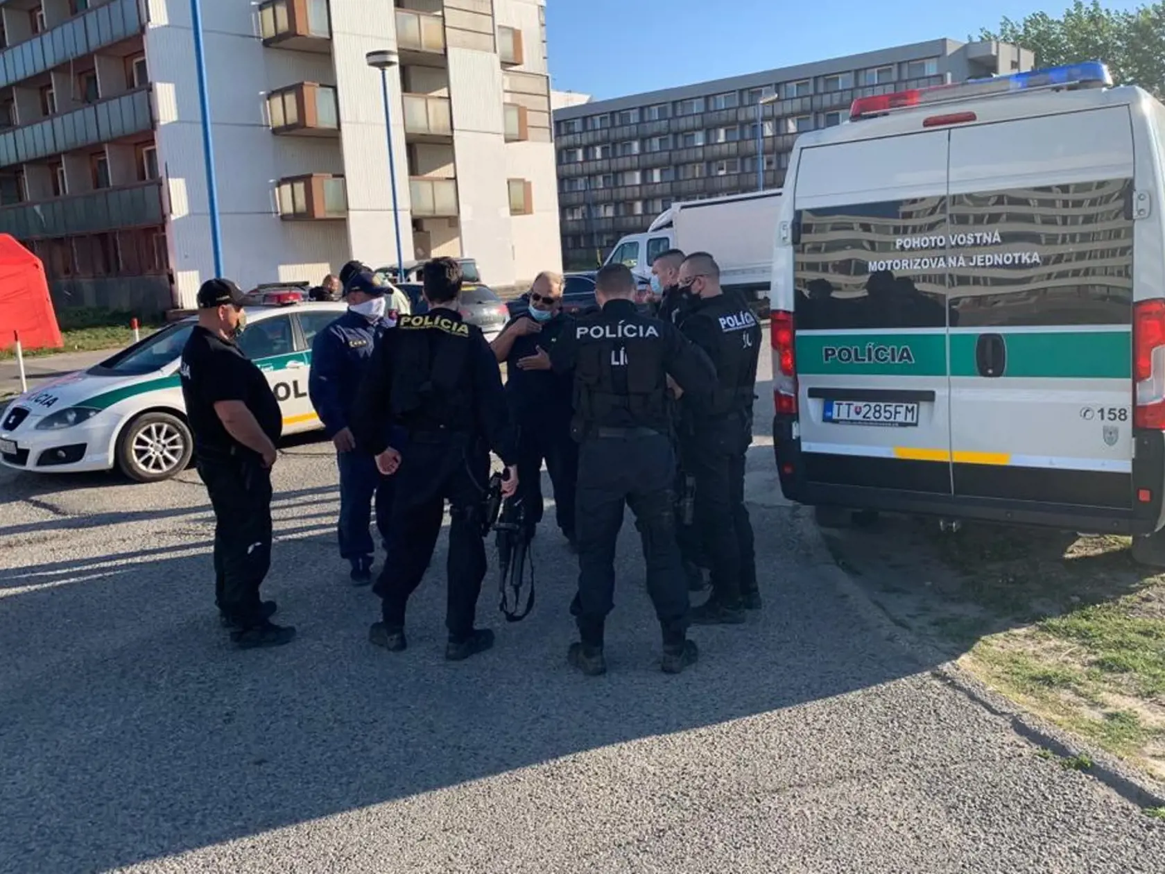 Polícia zasahovala v karanténnom stredisku v Gabčíkove, kde vo štvrtok (7. 5.) 52 lesných pracovníkov z okresu Detva, ktorí sa vrátili z Nemecka a absolvujú povinnú karanténu, začalo pod vplyvom alkoholu búchať do zariadení izieb a vulgárne pokrikovať. Pri zásahu repatriantom odobrali asi 20 litrov alkoholu. Ten im po prepustení z karantény vrátia. Informovala o tom krajská policajná hovorkyňa v Trnave Martina Kredatusová.
      Na miesto boli okrem príslušníkov obvodných oddelení vyslané polica