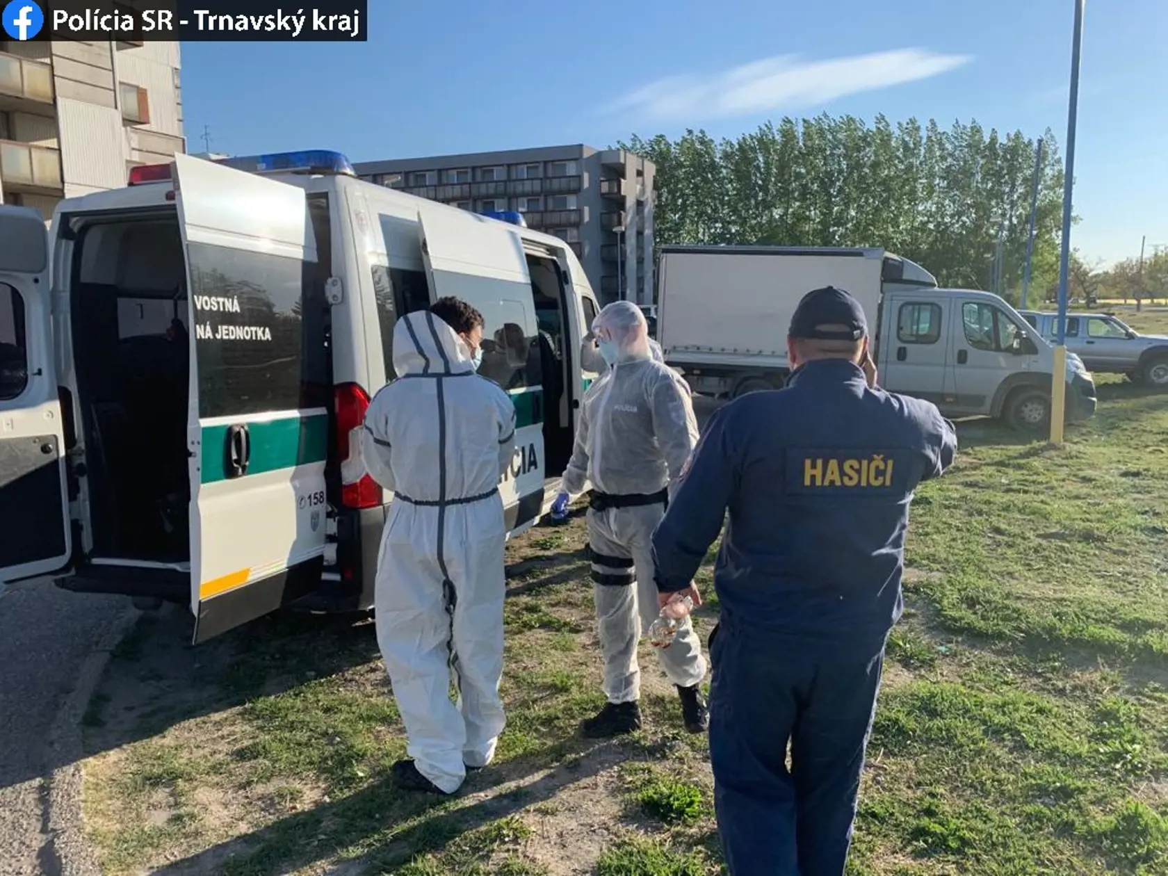 Polícia zasahovala v karanténnom stredisku v Gabčíkove, kde vo štvrtok (7. 5.) 52 lesných pracovníkov z okresu Detva, ktorí sa vrátili z Nemecka a absolvujú povinnú karanténu, začalo pod vplyvom alkoholu búchať do zariadení izieb a vulgárne pokrikovať. Pri zásahu repatriantom odobrali asi 20 litrov alkoholu. Ten im po prepustení z karantény vrátia. Informovala o tom krajská policajná hovorkyňa v Trnave Martina Kredatusová.
      Na miesto boli okrem príslušníkov obvodných oddelení vyslané polica