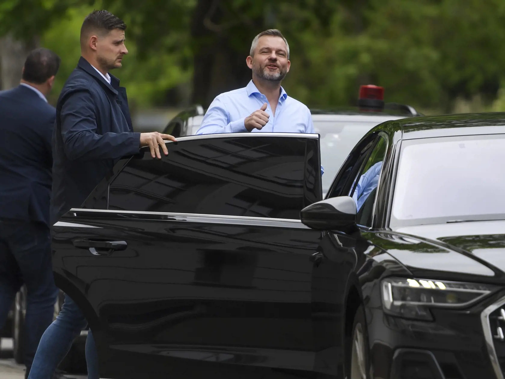 Na snímke vpravo Peter Pellegrini odchádza z koaličnej rady, ktorá sa konala na Úrade vlády SR v Bratislave 10. apríla 2024.