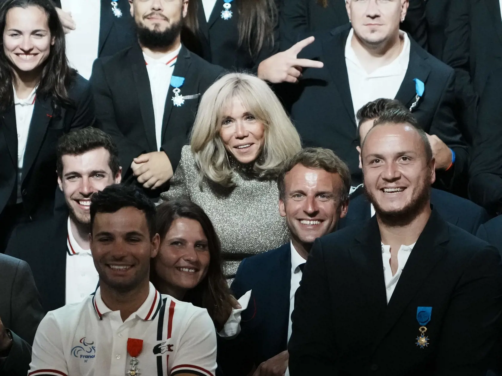 WA 35 Paríž - Francúzsky prezident Emmanuel Macron (druhý sprava) a prvá dáma Francúzska Brigitte Macronová sa fotia s francúzskymi medailistami a medailistkami z letných olympijských a paralympijských hier v Tokiu v Elyzejskom paláci v Paríži v pondelok 13. septembra 2021.