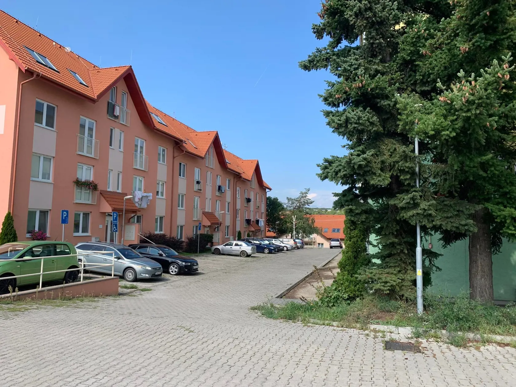 Dom v Topoľčiankach, kde bývalí partneri bývali so synmi. Podľa susedov býval doma často "cirkus".