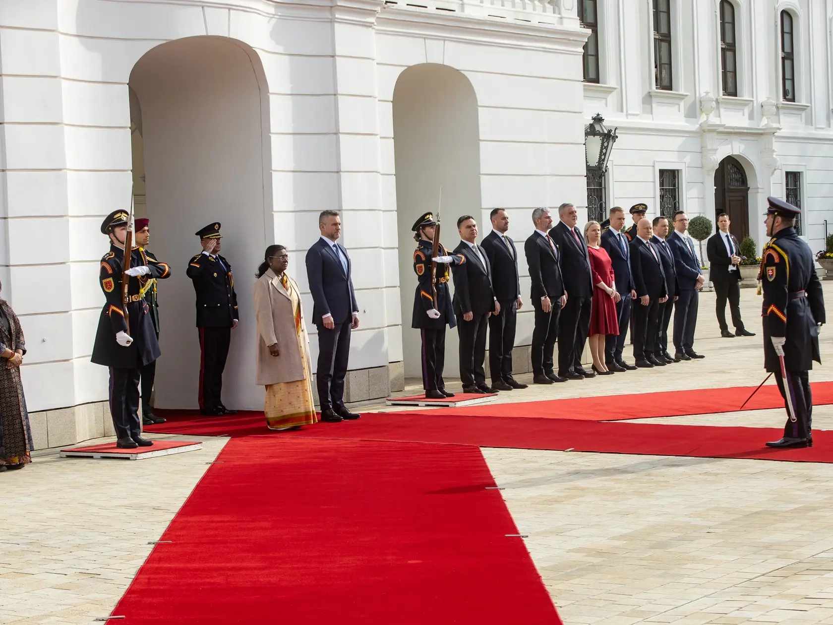 Prezident SR Peter Pellegrini víta v Grasalkovičovom paláci prezidentku Indickej republiky Draupadi Murmúovú.
