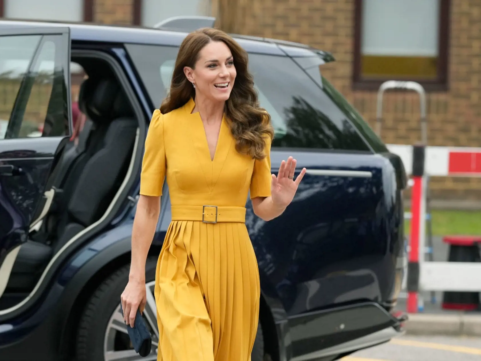 Matka troch detí Kate pri príchode žiarila v horčičných šatách Karen Millen za 220 libier, keď zavítala do nemocnice Royal Surrey County Hospital, kde sa dozvedela viac o podpore, ktorú poskytujú tehotným ženám a čerstvým mamičkám.