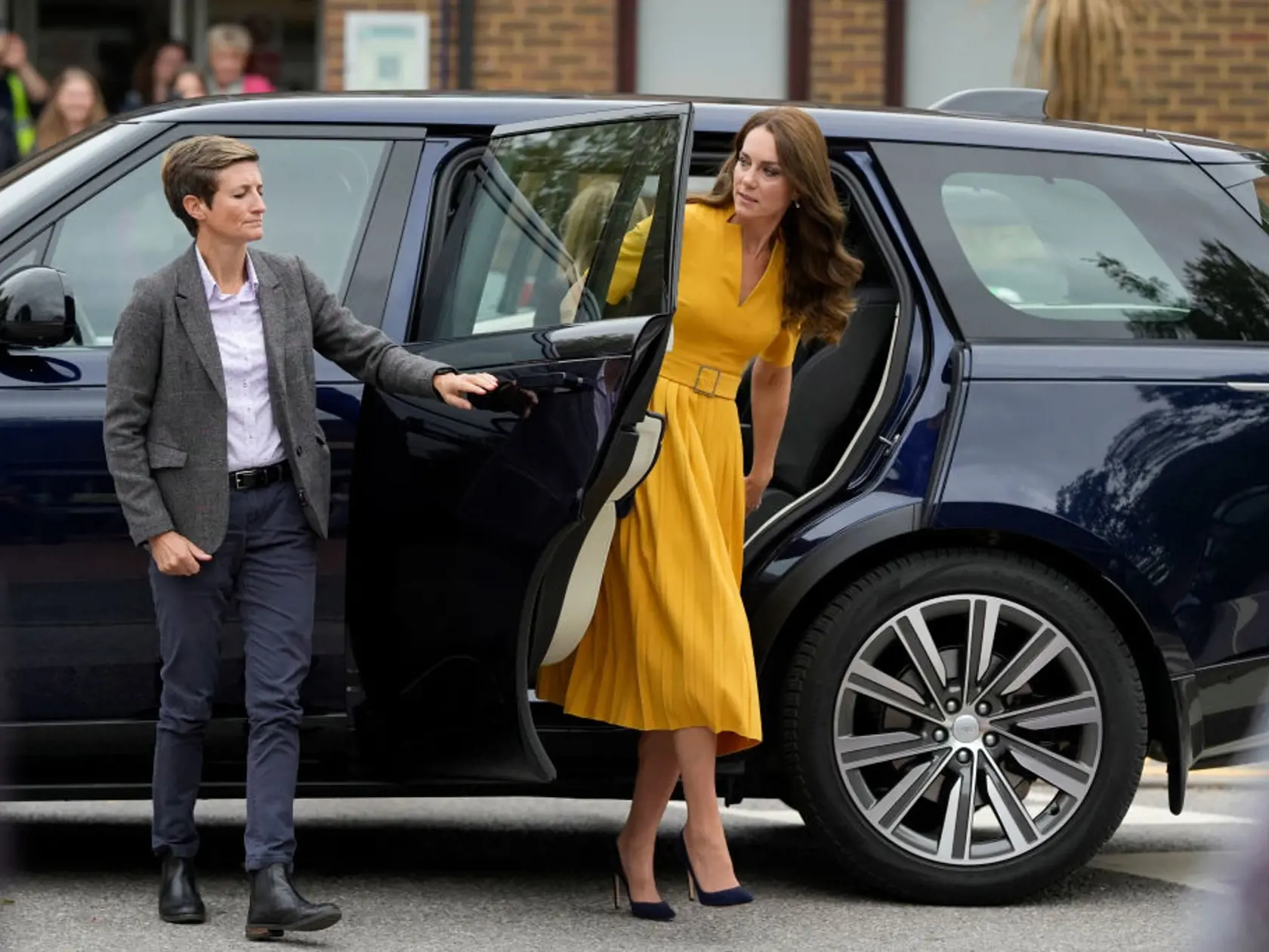 Bolo to pri tom prvýkrát od smrti kráľovnej Alžbety, čo sa Kate na verejnosti ukázala v odvážne farebnom outfite. V prvé dni po skončení smútku sa objavovala skôr v zemitých farbách, ktoré až tak nepútali pozornosť.
