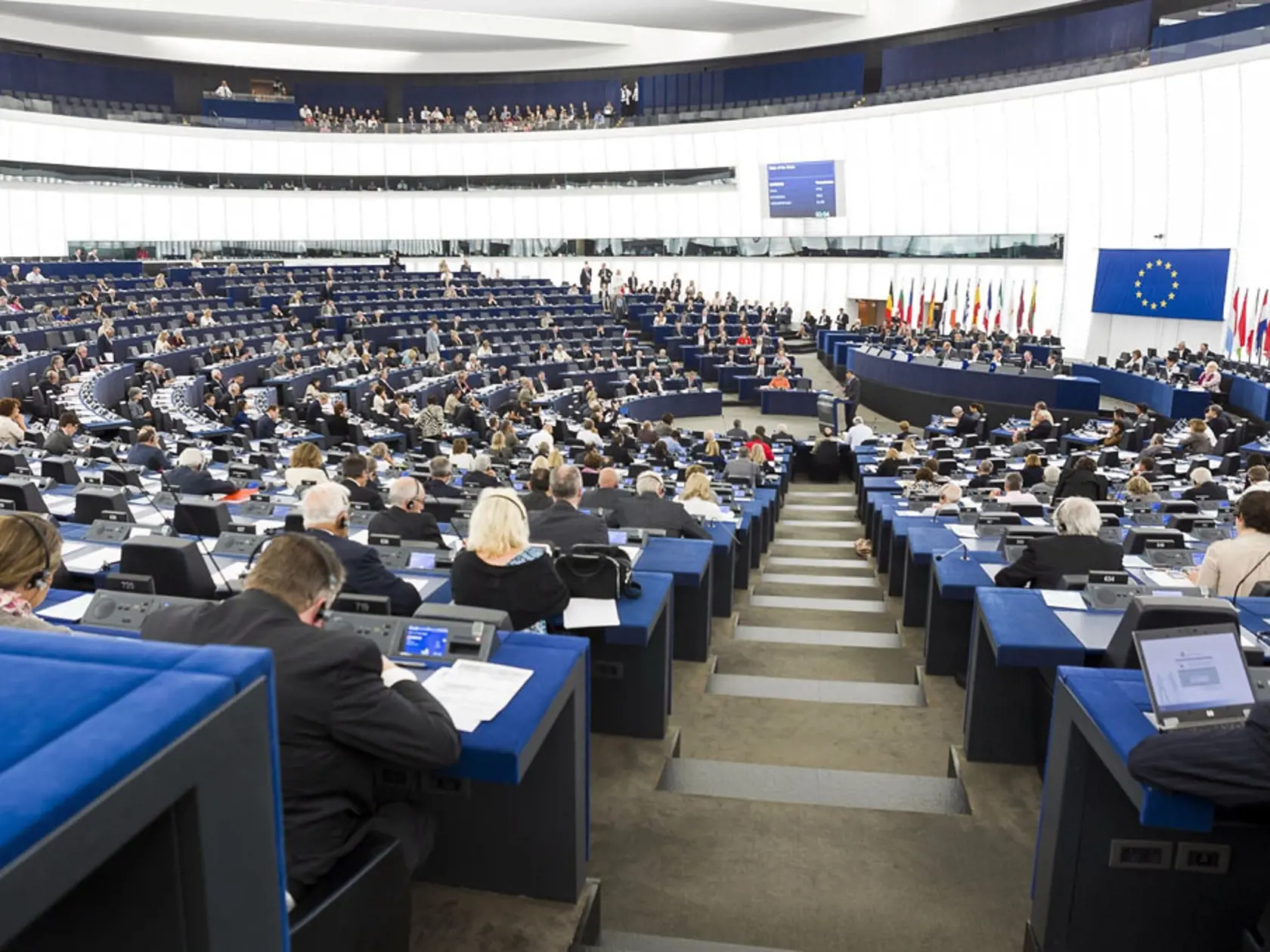 Mladík chce dať obyčajným Slovákom šancu dostať sa do europarlamentu.
