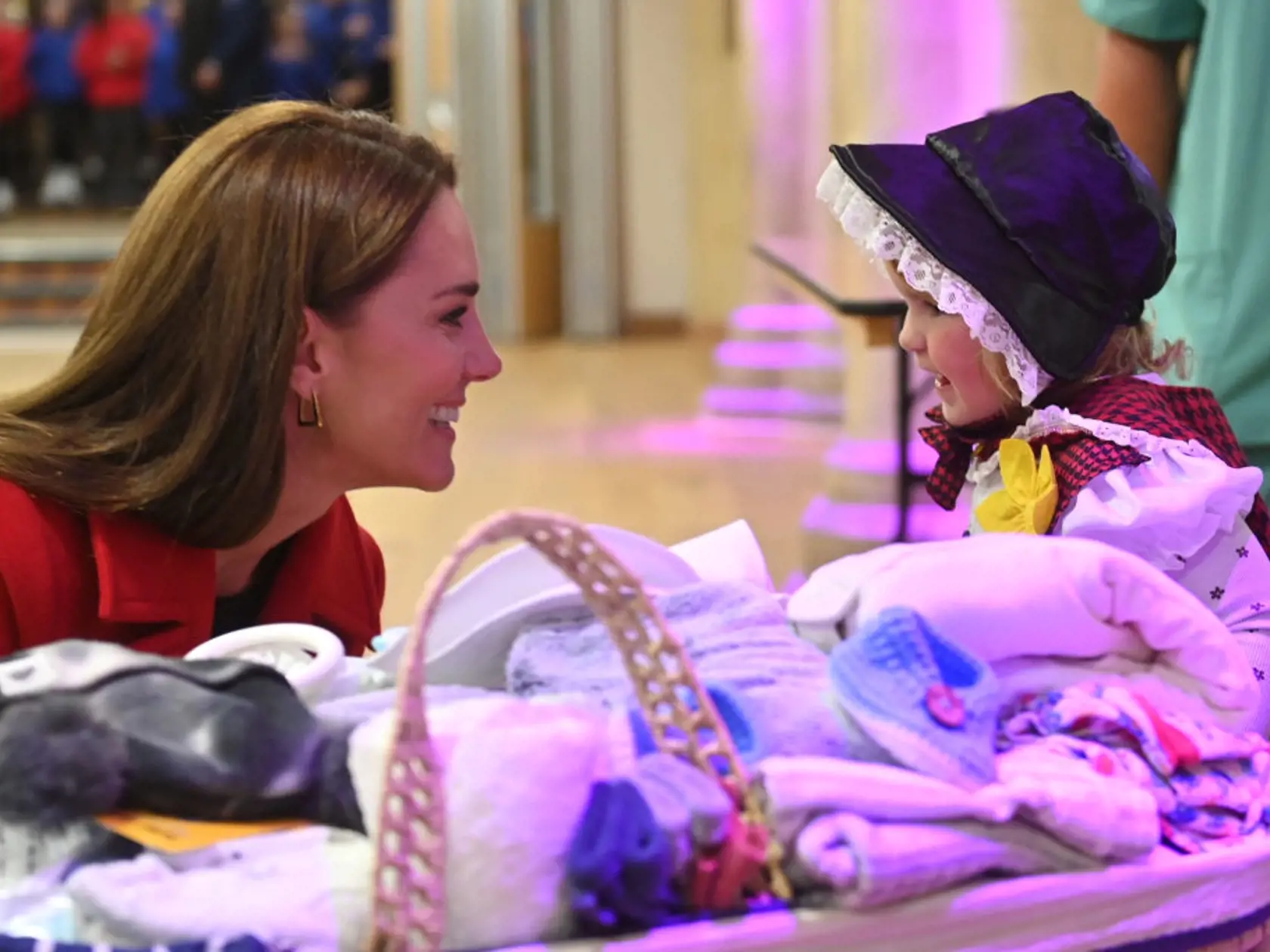 Bolo to pri tom prvýkrát od smrti kráľovnej Alžbety, čo sa Kate na verejnosti ukázala v odvážne farebnom outfite. V prvé dni po skončení smútku sa objavovala skôr v zemitých farbách, ktoré až tak nepútali pozornosť.