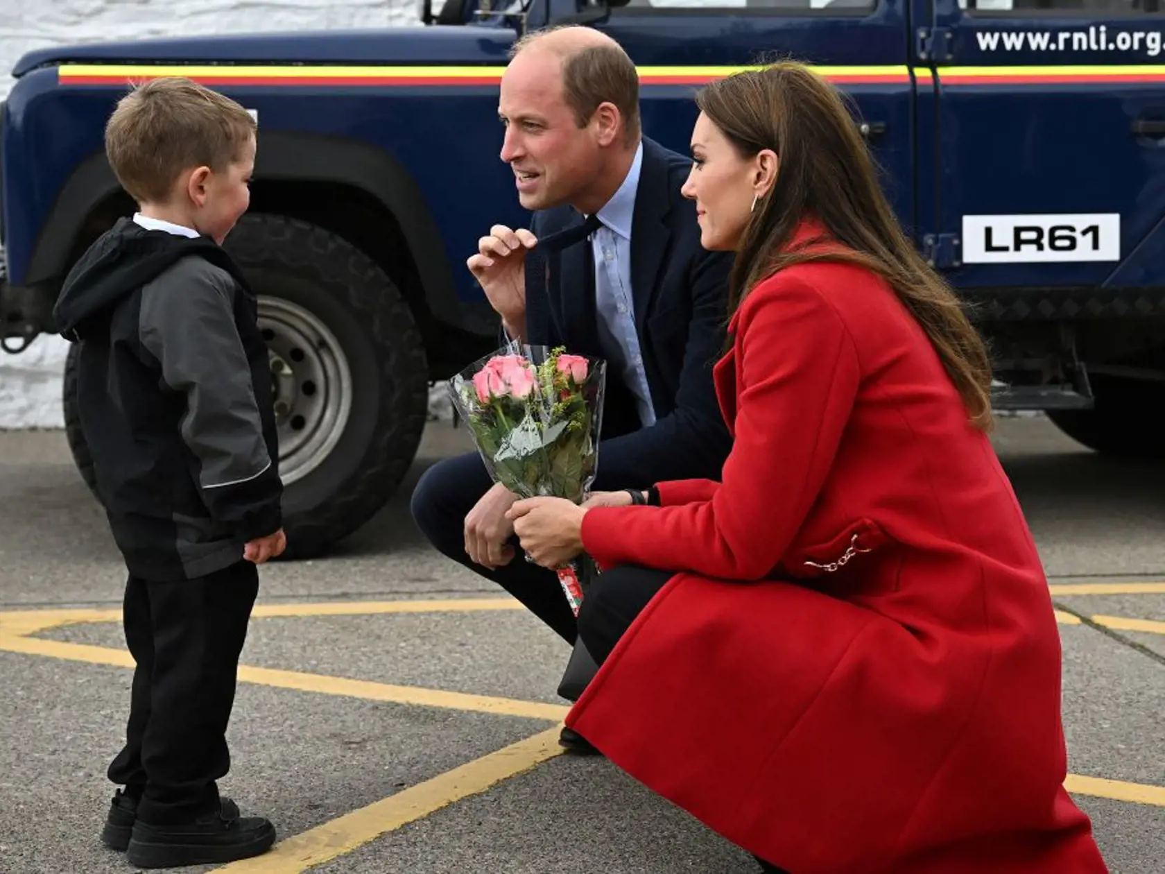 Bolo to pri tom prvýkrát od smrti kráľovnej Alžbety, čo sa Kate na verejnosti ukázala v odvážne farebnom outfite. V prvé dni po skončení smútku sa objavovala skôr v zemitých farbách, ktoré až tak nepútali pozornosť.