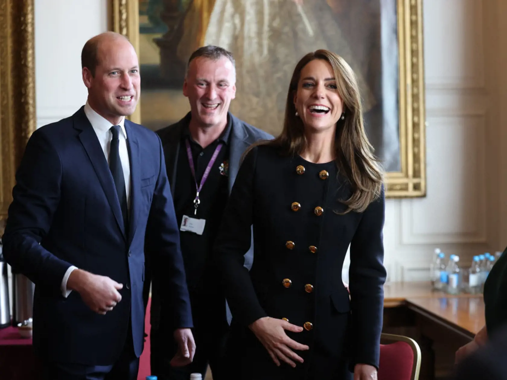 Bolo to pri tom prvýkrát od smrti kráľovnej Alžbety, čo sa Kate na verejnosti ukázala v odvážne farebnom outfite. V prvé dni po skončení smútku sa objavovala skôr v zemitých farbách, ktoré až tak nepútali pozornosť.