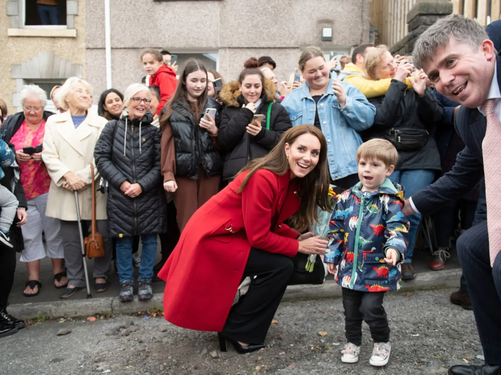 Bolo to pri tom prvýkrát od smrti kráľovnej Alžbety, čo sa Kate na verejnosti ukázala v odvážne farebnom outfite. V prvé dni po skončení smútku sa objavovala skôr v zemitých farbách, ktoré až tak nepútali pozornosť.