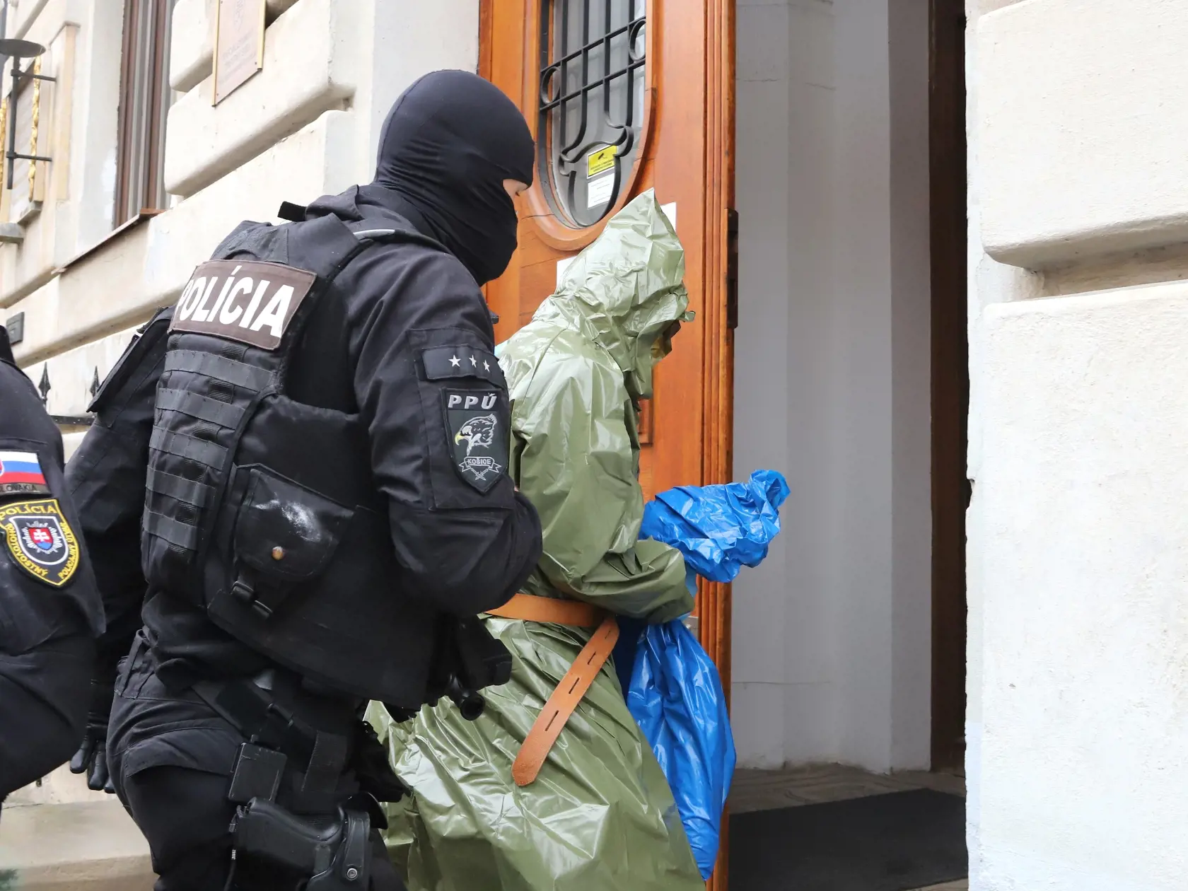 Na snímke eskorta privádza Erika K. na Špecializovaný trestný súd (ŠTS) v Banskej Bystrici, ktorý bude rozhodovať o väzbe v kauze úkladnej vraždy v Krompachoch. Obvinený muž bol zadržaný v stredu 29. apríla v Krompachoch (okres Spišská Nová Ves) počas akcie s názvom Kamiben (Láska). V Banskej Bystrici 1. mája 2020. FOTO TASR - Ján Krošlák