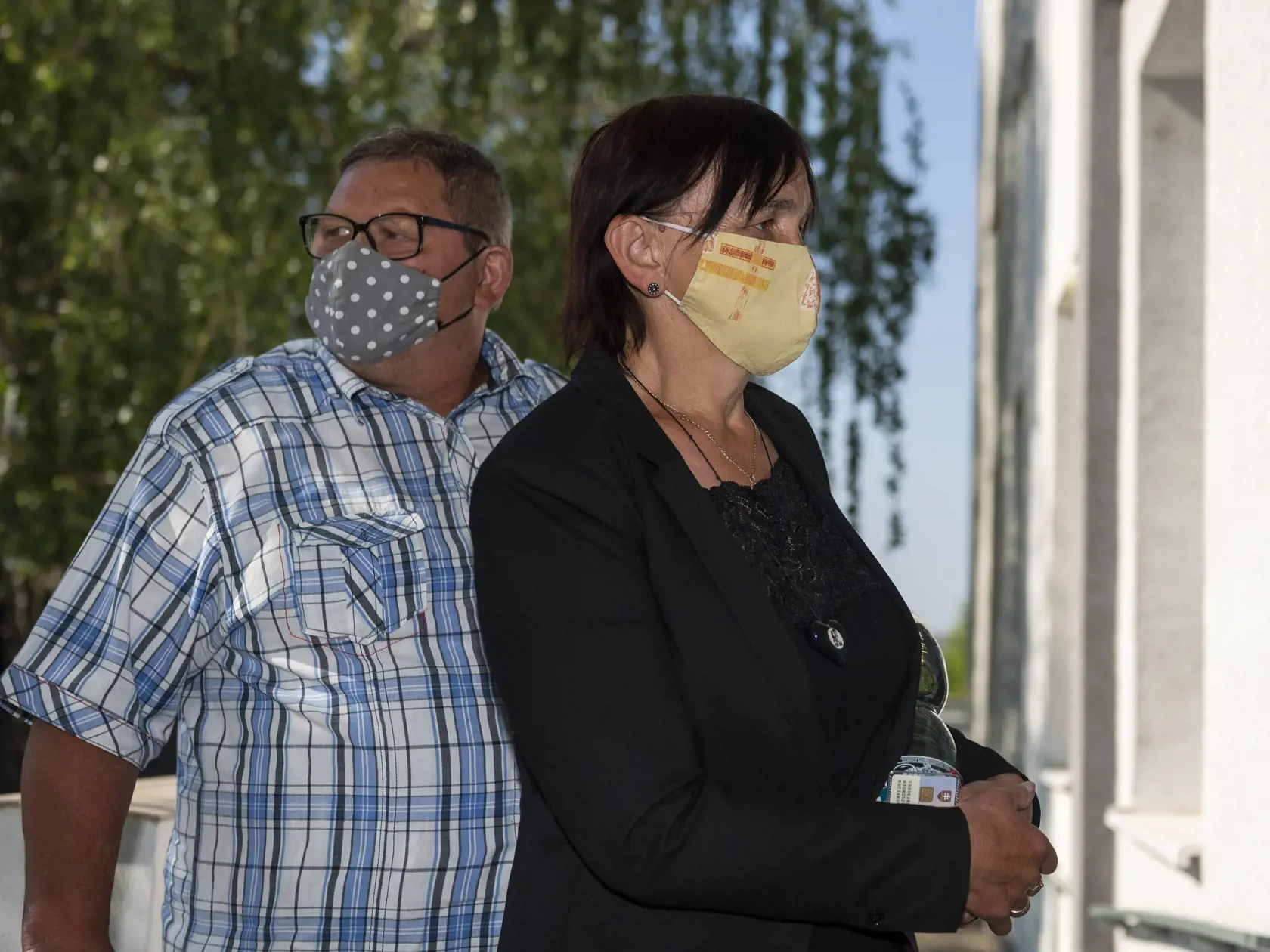 Na snímke  Jozef Kuciak a Jana Kuciaková, rodičia zavraždeného Jána Kuciaka, prichádzajú na hlavné pojednávanie v kauze vraždy novinára Jána Kuciaka a jeho družky Martiny Kušnírovej na Špecializovaný trestný súd v Pezinku 18. mája 2020. Na pojednávaní sú prítomní aj obžalovaní Marian K., Alena Zs. a Tomáš Sz. FOTO TASR - Jaroslav Novák