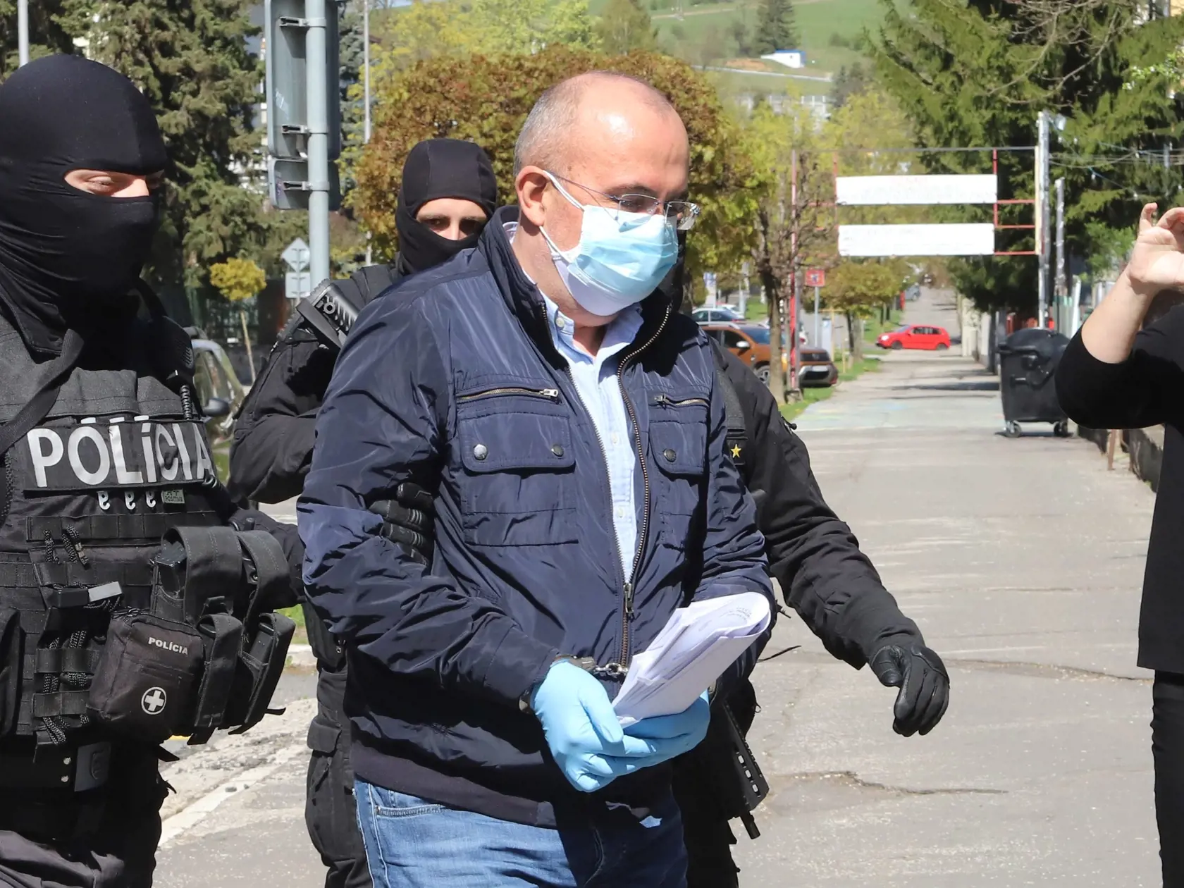 Na snímke eskorta privádza exšéfa Správy štátnych hmotných rezerv (SŠHR) SR Kajetána K. na Špecializovaný trestný súd v Banskej Bystrici 23. apríla 2020. ŠTS bude rozhodovať o návrhu prokurátora Úradu špeciálnej prokuratúry (ÚŠP) na väzobné stíhanie Kajetána K. FOTO TASR - Ján Krošlák 