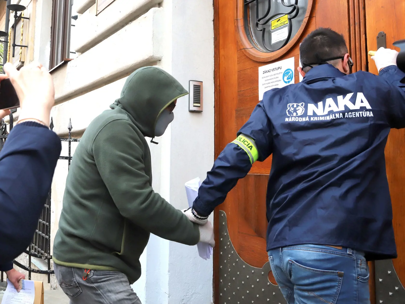 Na snímke eskorta privádza finančníka Martina K. na Špecializovaný trestný súd v Banskej Bystrici 25. apríla 2020. ŠTS bude rozhodovať o návrhu prokurátora Úradu špeciálnej prokuratúry (ÚŠP) na väzobné stíhanie Martina K. v rámci akcie Dobytkár. FOTO TASR - Ján Krošlák