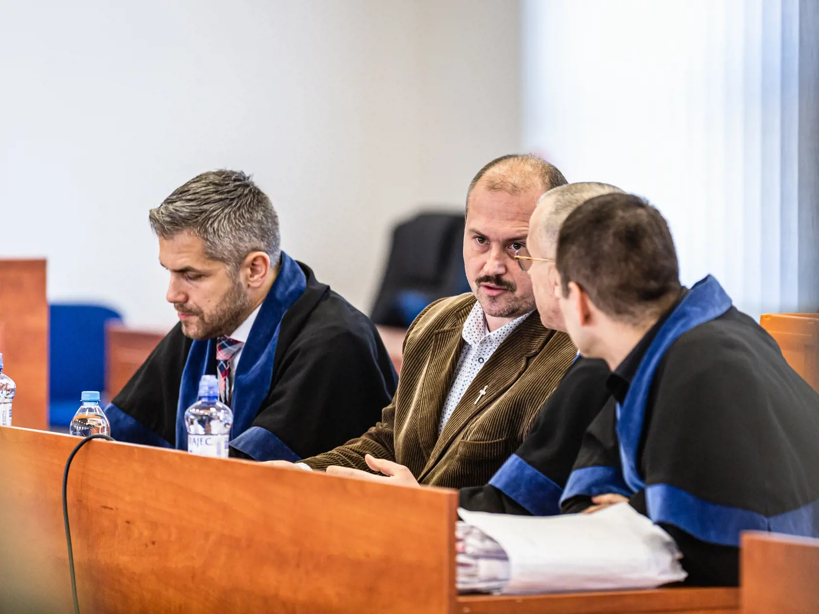 Na snímke predseda ĽSNS Marián Kotleba na pojednávaní v prípade vydania šeku v hodnote 1488 eur, ktoré sa koná na špecializovanom trestnom súde v Pezinku.