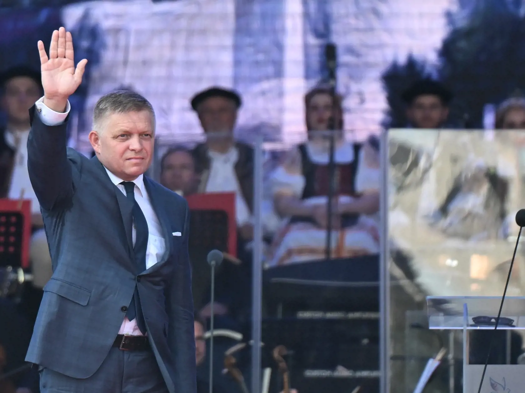Na snímke predseda vlády SR Robert Fico (Smer-SD) máva na centrálnych oslavách 80. výročia Slovenského národného povstania (SNP) v Banskej Bystrici vo štvrtok 29. augusta 2024. FOTO TASR - Martin Baumann