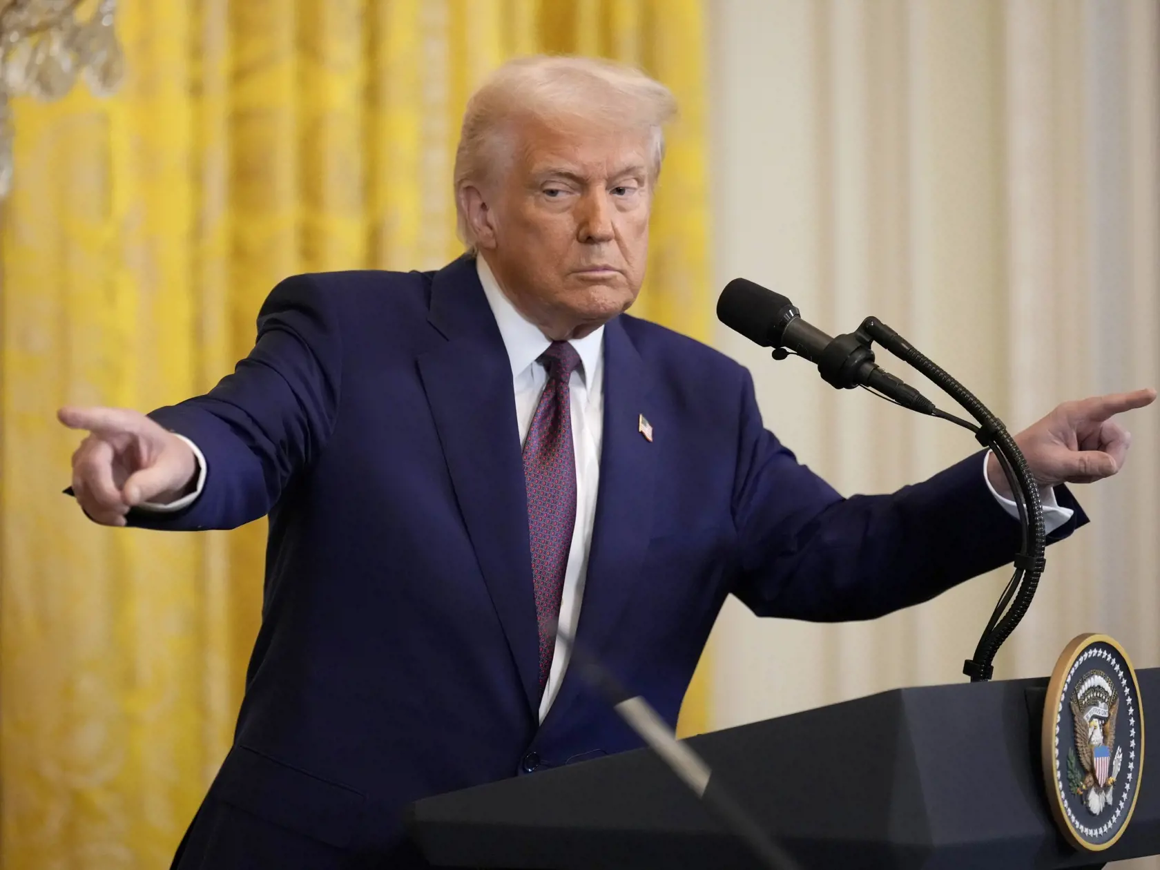 AZ6 Washington - Americký prezident Donald Trump počas stretnutia s indickým premiérom Naréndrom Módím v Bielom dome vo Washingtone 13. februára 2025. Trump vo štvrtok 14. februára 2025 na stretnutí vo Washingtone ponúkol indickému premiérovi Naréndrovi Módímu najmodernejšie stíhačky. Prisľúbil tiež posilnenie vzájomného obchodu. FOTO TASR/AP  

President Donald Trump points to a reporter and India's Prime Minister Narendra Modi during a news conference in the East Room of the White House, Thursday, Feb. 13, 2025, in Washington. (AP Photo/Ben Curtis)