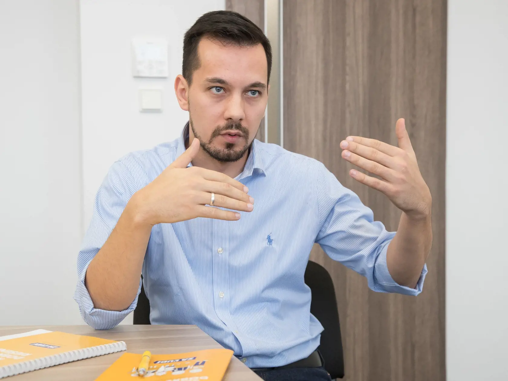 Podpredseda parlamentu a koaličnej strany Za ľudí Juraj Šeliga sa ospravedlnil za to, že v piatok nespustili aplikáciu umožňujúcu stráviť karanténu v domácej izolácii.