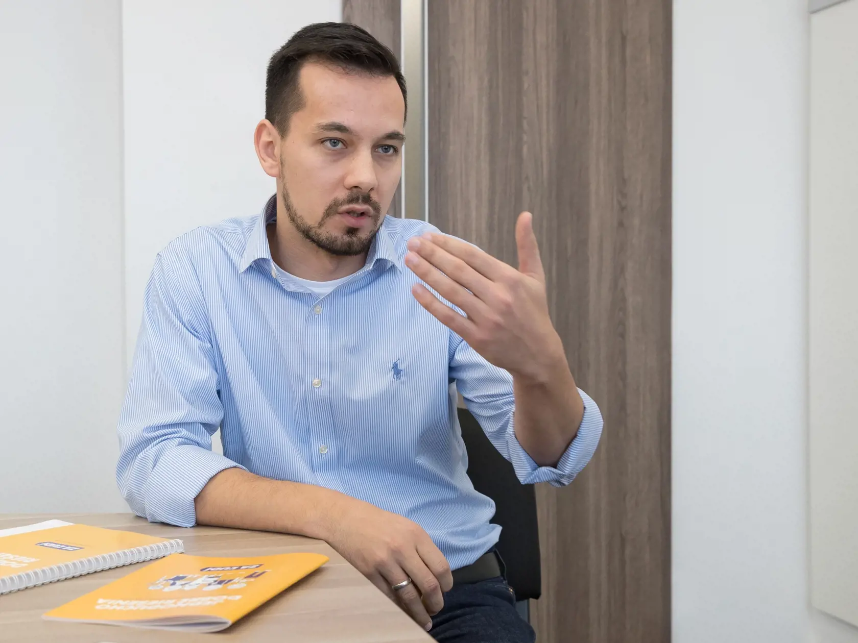 Podpredseda parlamentu a koaličnej strany Za ľudí Juraj Šeliga sa ospravedlnil za to, že v piatok nespustili aplikáciu umožňujúcu stráviť karanténu v domácej izolácii.