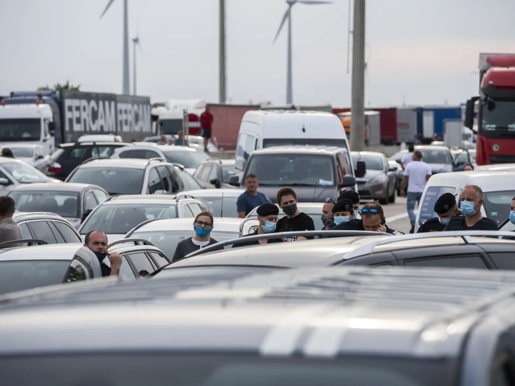 Na snímke repatrianti blokujú hraničný priechod Bratislava - Jarovce v smere na Slovensko 22. mája 2020. Skupina repatriantov čaká na avizované spustenie aplikácie umožňujúcej stráviť karanténu v domácej izolácii. Inteligentná karanténa sa mala spustiť v piatok o 15.00 h. Posudzujú ju spoločnosti Apple a Google. FOTO TASR - Jaroslav Novák