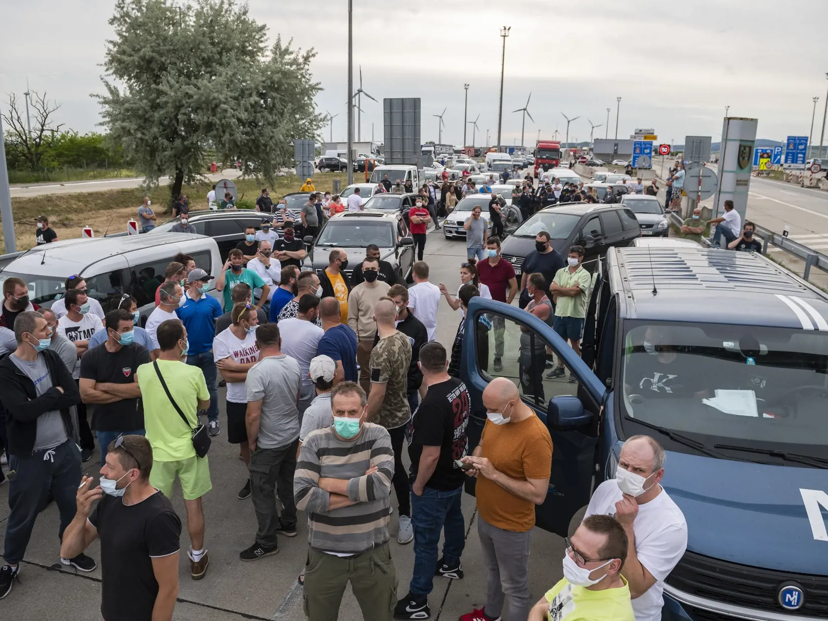 Na snímke repatrianti blokujú hraničný priechod Bratislava - Jarovce v smere na Slovensko 22. mája 2020. Skupina repatriantov čaká na avizované spustenie aplikácie umožňujúcej stráviť karanténu v domácej izolácii. Inteligentná karanténa sa mala spustiť v piatok o 15.00 h. Posudzujú ju spoločnosti Apple a Google. FOTO TASR - Jaroslav Novák