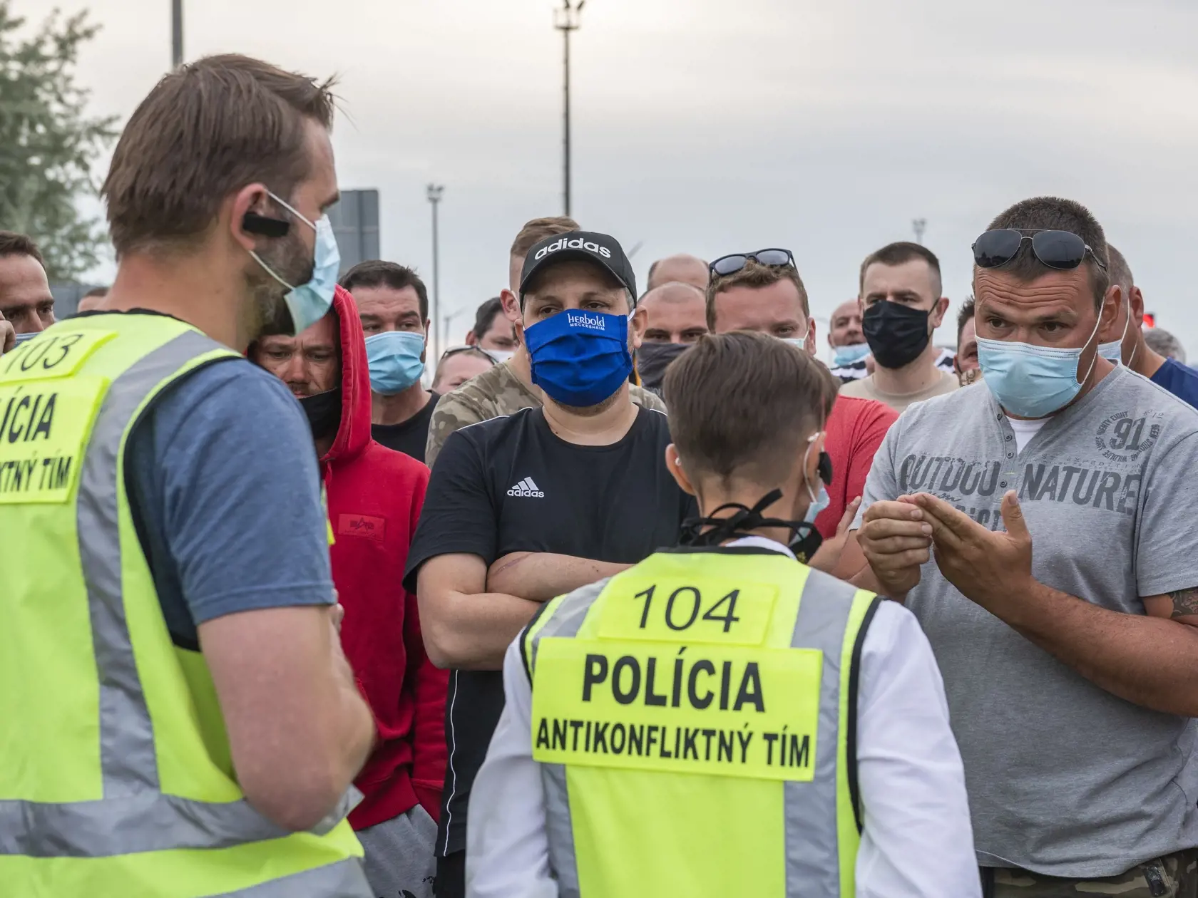 Na snímke policajný antikonflitný tím jedná s repatriantmi, ktorí blokujú hraničný priechod Bratislava - Jarovce v smere na Slovensko 22. mája 2020. Skupina repatriantov čaká na avizované spustenie aplikácie umožňujúcej stráviť karanténu v domácej izolácii. Inteligentná karanténa sa mala spustiť v piatok o 15.00 h. Posudzujú ju spoločnosti Apple a Google. FOTO TASR - Jaroslav Novák