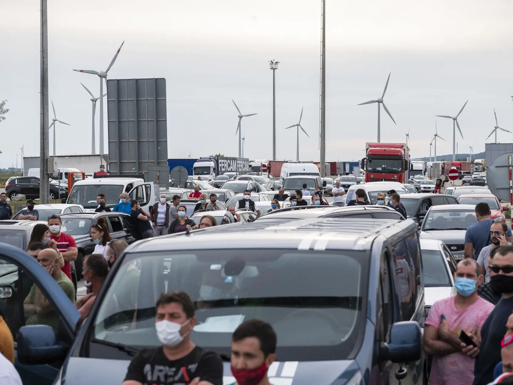 Na snímke repatrianti blokujú hraničný priechod Bratislava - Jarovce v smere na Slovensko 22. mája 2020. Skupina repatriantov čaká na avizované spustenie aplikácie umožňujúcej stráviť karanténu v domácej izolácii. Inteligentná karanténa sa mala spustiť v piatok o 15.00 h. Posudzujú ju spoločnosti Apple a Google. FOTO TASR - Jaroslav Novák