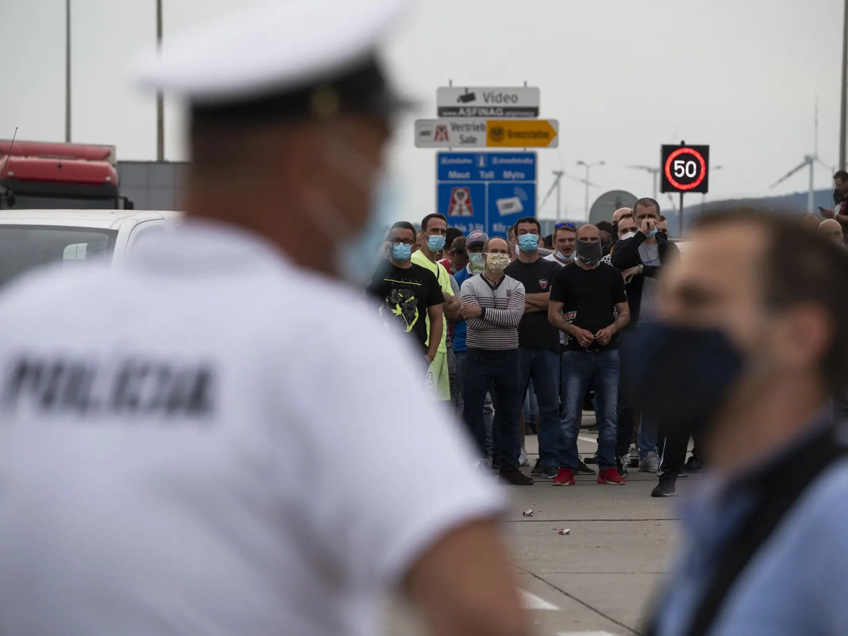 Na snímke repatrianti blokujú hraničný priechod Bratislava - Jarovce v smere na Slovensko 22. mája 2020. Skupina repatriantov čaká na avizované spustenie aplikácie umožňujúcej stráviť karanténu v domácej izolácii. Inteligentná karanténa sa mala spustiť v piatok o 15.00 h. Posudzujú ju spoločnosti Apple a Google. FOTO TASR - Jaroslav Novák