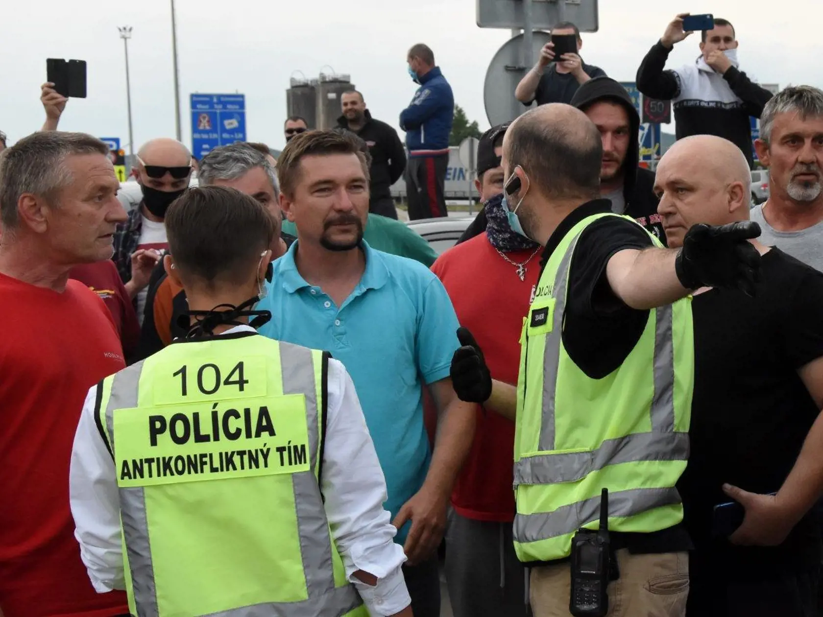 Polícia mala čo robiť s nahnevanými repatriantmi.