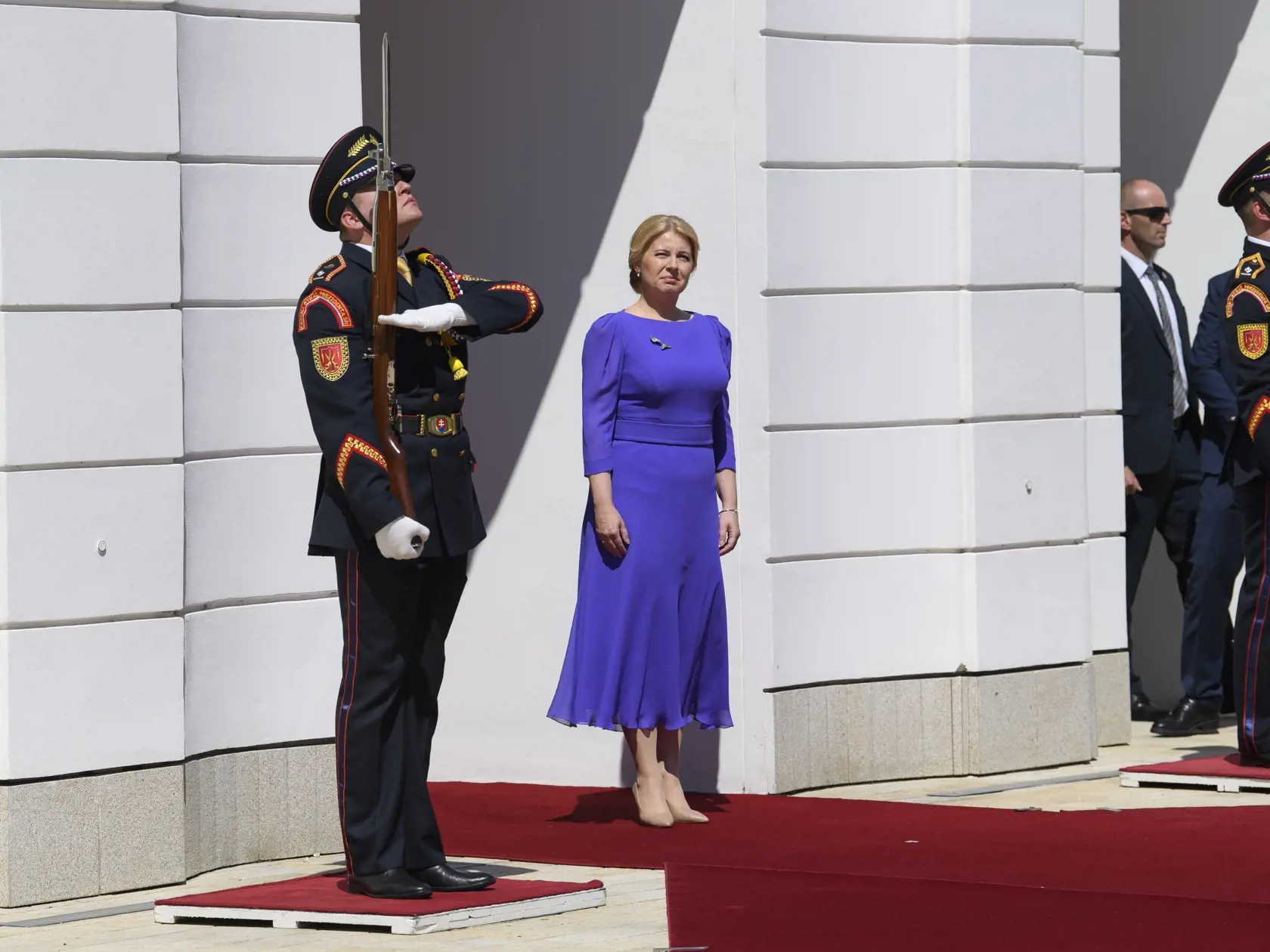 Na snímke uprostred bývalá prezidentka SR Zuzana Čaputová pred symbolickým odovzdaním Prezidentského paláca novému prezidentovi SR Petrovi Pellegrinimu 15. júna 2024 v Bratislave. FOTO TASR - Michal Svítok 