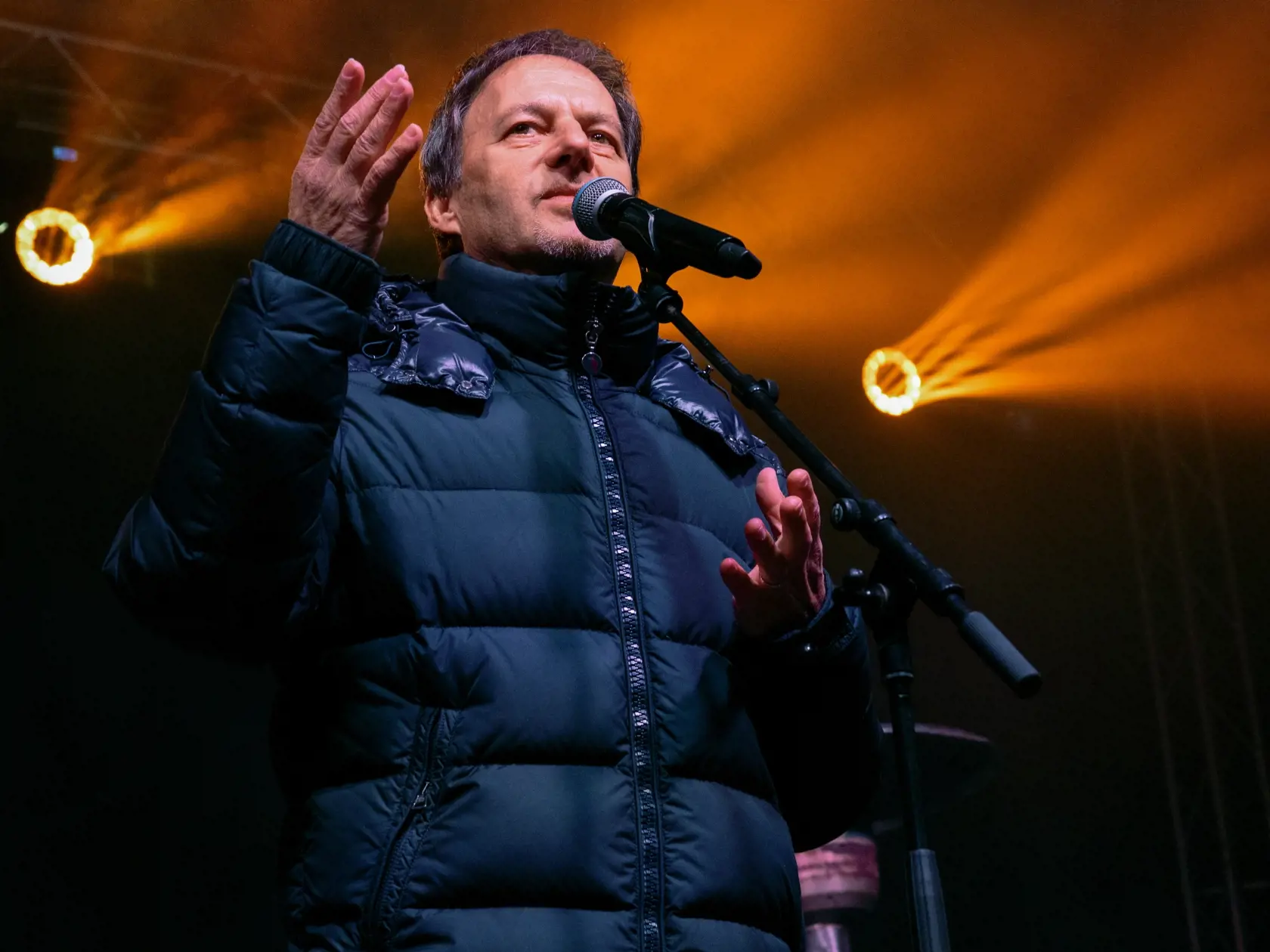 Štafetový protest za slobodnú kultúru. Slovenská kultúrna pochodeň, ktorá predtým prešla 22 slovenských miest zavítala do Bratislavy. Platforma Otvorená kultúra zorganizovala pochod od ministerstva kultúry na Námestie Slobody, kde vystúpilo viacero hudobných interpretov. Na snímke je Pavol Habera.