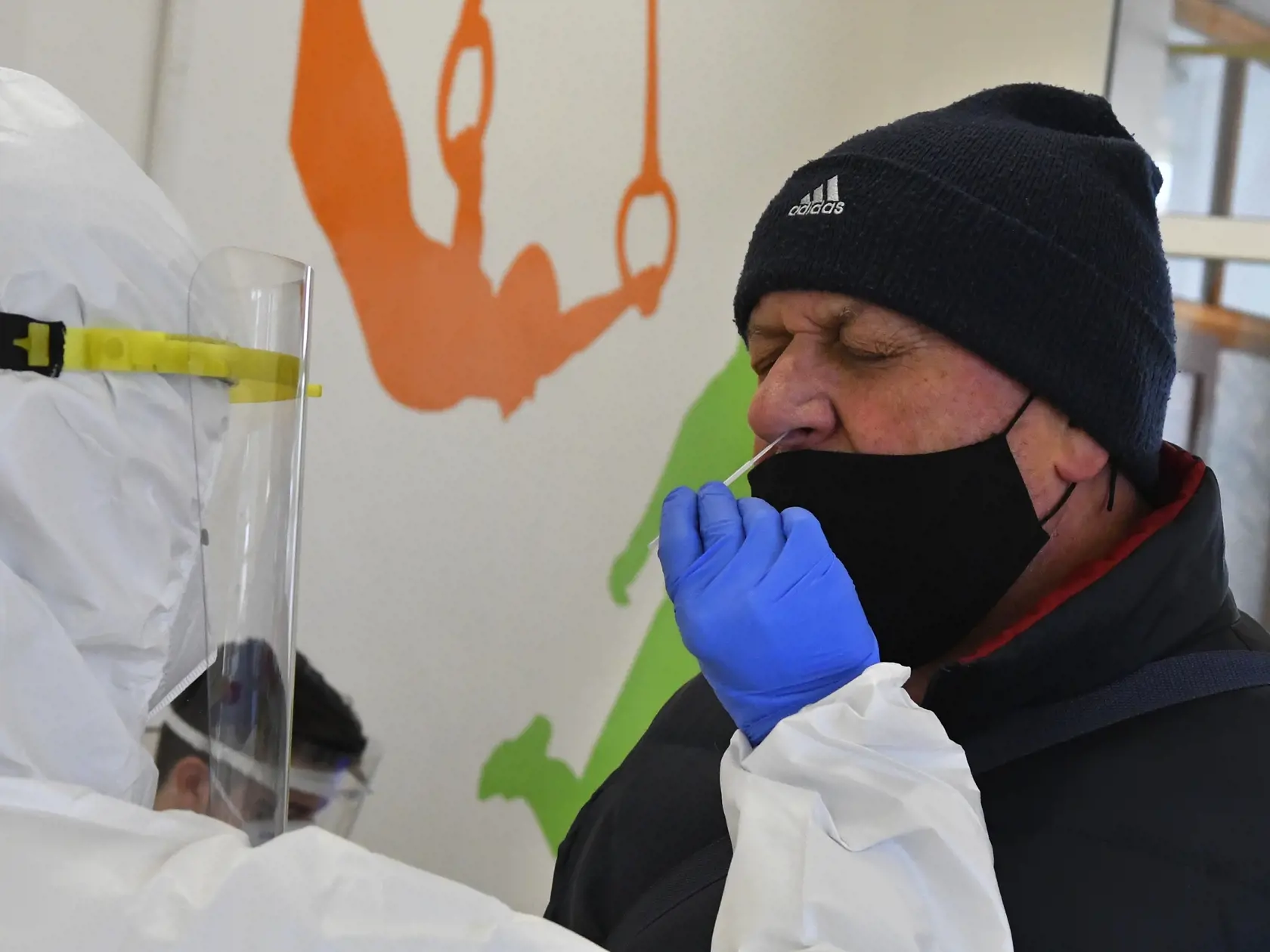 Ak vás zaočkovali mRNA vakcínou Pfizer/BioNTech alebo Moderna, test nepotrebujete po uplynutí 14 dní od podania druhej dávky. V prípade očkovania vektorovou vakcínou od AstraZenecy test nepotrebujete, ak uplynuli 4 týždne po druhej dávke.