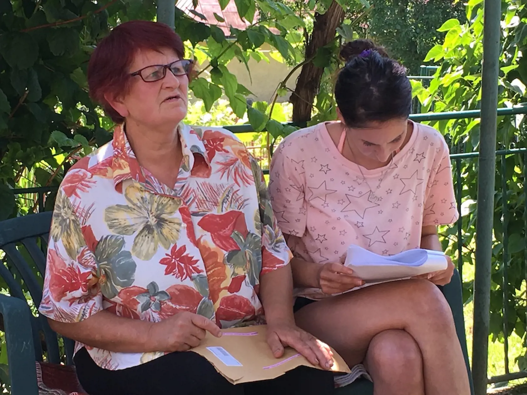Mama zavraždenej Veroniky (†27) Viera (58) a jej sestra Tonka (26) si dookola čítajú list z nemeckého súdu a nechápu, prečo je voči nim zaujatý.