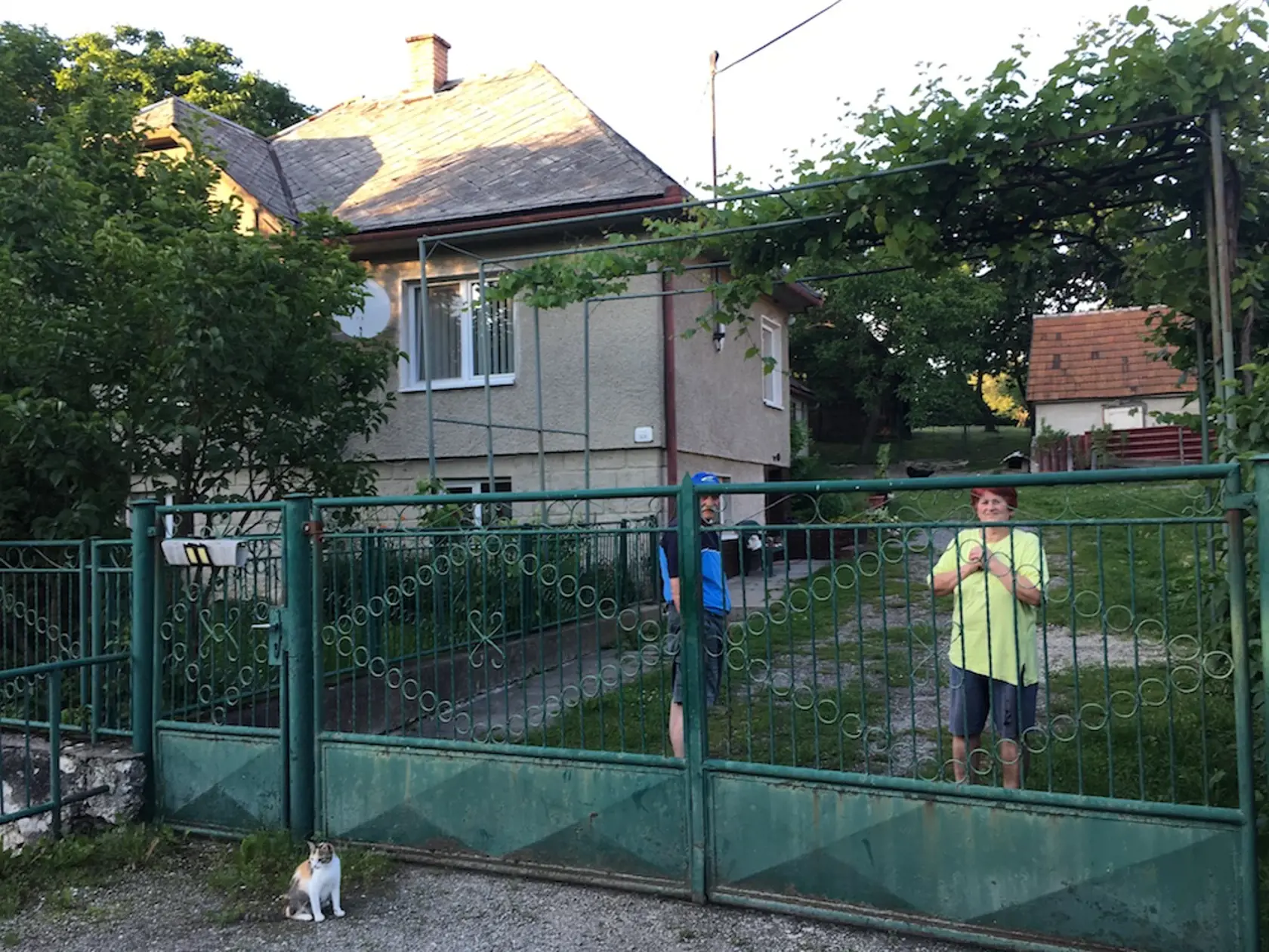 Mitaľovci bývajú v krásnom prostredí, pod lesom. V dome majú zavedené všetky inžinierske siete, no ich bývalý zať na súde tvrdil, že nemajú ani vodu.