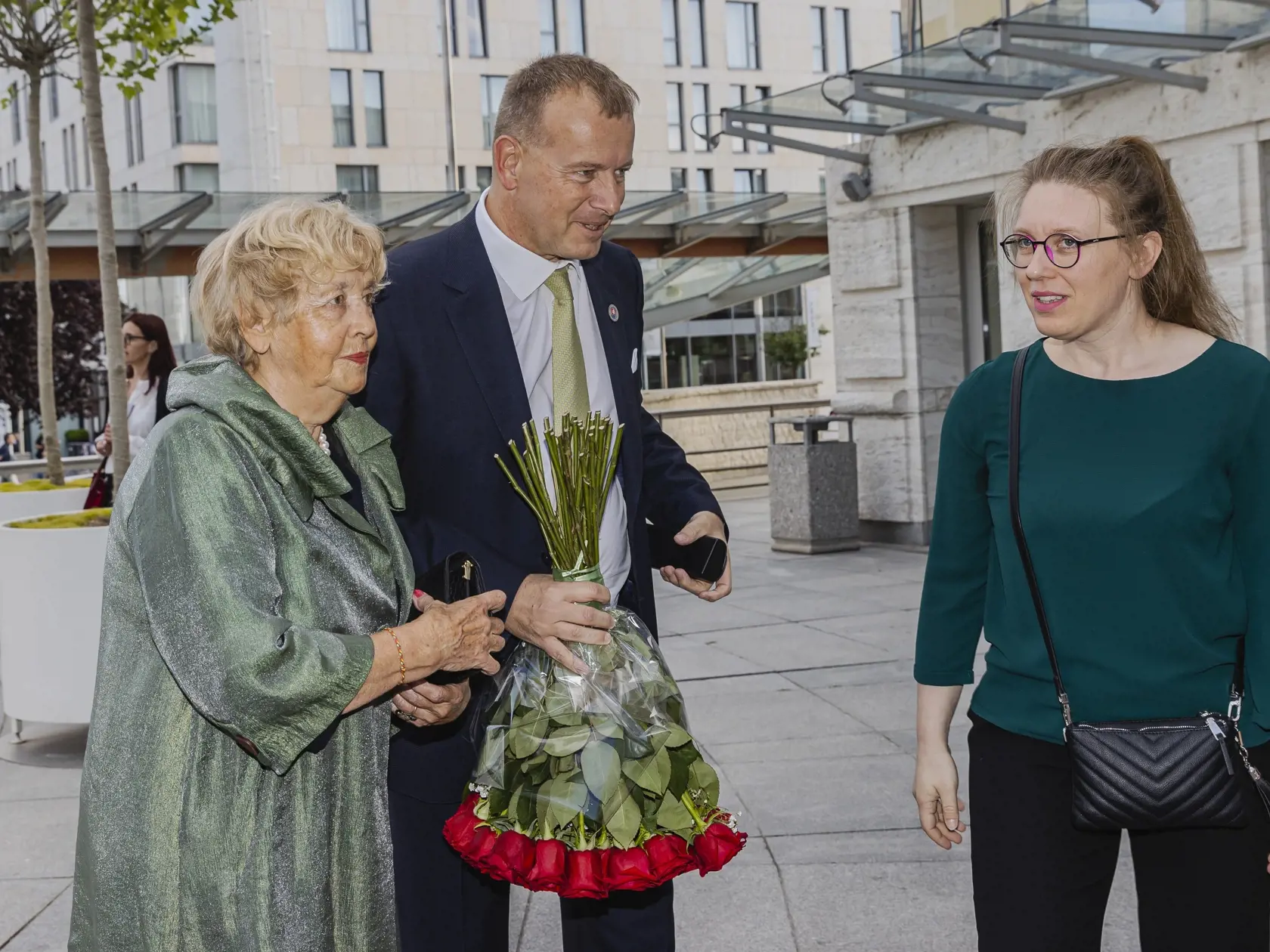 Na snímke  predseda NRSR Boris Kollár s mamou Ankou prichádza do budovy Slovenského národného divadla na predstavenie Ruské denníky pri príležitosti 80. narodenín herečky Božidary Turzonovovej.